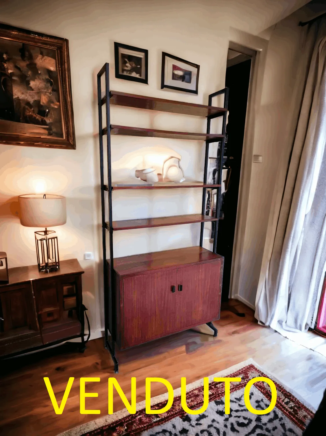 Una libreria a quattro ripiani e due ante è un complemento d’arredo versatile e raffinato, ideale per organizzare e arricchire qualsiasi ambiente domestico o professionale. Con un design che unisce eleganza e praticità, questa libreria offre ampio spazio per disporre libri, soprammobili, fotografie e oggetti decorativi sui suoi quattro ripiani, mantenendo l’ordine e l’accessibilità. Caratteristiche Principali della Libreria Design Funzionale: I quattro ripiani aperti permettono di esporre una vasta gamma di oggetti, mentre le due ante sottostanti forniscono uno spazio chiuso per riporre elementi che si preferisce tenere lontano dalla vista, come documenti, album o accessori. Materiali di Qualità: La struttura della libreria può essere realizzata in legno massiccio o materiali compositi di pregio, garantendo robustezza e resistenza all’usura nel tempo. Versatilità di Stile: Disponibile in vari design, da quelli classici con intarsi e dettagli scolpiti, a modelli più moderni e minimalisti con linee essenziali, si adatta a una vasta gamma di ambienti e gusti. Dettagli Decorativi: Le ante possono essere impreziosite da maniglie lavorate in metallo, incisioni o decorazioni in rilievo che aggiungono un tocco distintivo. Perché Scegliere una Libreria a Quattro Ripiani e Due Ante? Questo tipo di libreria è ideale per chi cerca una soluzione elegante che unisca esposizione e contenimento. Perfetta per un soggiorno, uno studio o una sala, offre praticità senza rinunciare a un’estetica sofisticata. La libreria diventa un punto focale che combina bellezza e funzionalità, trasformando l’organizzazione in un elemento decorativo.