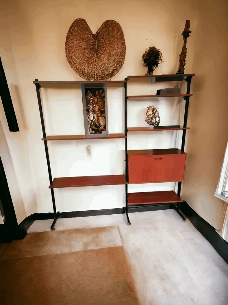 Una libreria a due moduli con sette ripiani e due ante rappresenta un arredo funzionale e di grande impatto estetico, perfetto per ambienti ampi e spazi che necessitano di una soluzione capiente per l’organizzazione e l’esposizione. Caratterizzata da una struttura che combina più sezioni, questa libreria si distingue per la sua capacità di integrare ampie superfici espositive con spazi chiusi. Caratteristiche Principali della Libreria Ampia Capacità: I sette ripiani offrono un'abbondante quantità di spazio per esporre libri, cornici fotografiche, e oggetti decorativi, permettendo una sistemazione ordinata e personalizzata. Due Moduli: La suddivisione in due sezioni conferisce alla libreria un senso di simmetria e permette di differenziare lo spazio per funzioni diverse. Ante per Spazi Chiusi: Le due ante sottostanti o laterali forniscono uno spazio riservato per archiviare oggetti di valore, documenti o articoli che si preferisce tenere lontani dalla vista. Versatilità del Design: Questa libreria può essere realizzata in vari stili, dai classici in legno massiccio con dettagli intagliati e finiture pregiate, ai moderni design minimalisti con superfici laccate e linee pulite. Materiali: Tipicamente costruita con materiali resistenti come legno massello, compensato di alta qualità, o materiali compositi per una maggiore leggerezza e facilità di manutenzione. Perché Scegliere una Libreria a Due Moduli con Sette Ripiani? Ideale per chi cerca un complemento d’arredo capiente senza compromettere lo stile, questa libreria è perfetta per chi ha bisogno di ampi spazi per l’organizzazione ma apprezza anche l’eleganza e l’armonia visiva. È la soluzione ottimale per uno studio, una biblioteca domestica, o un soggiorno di grandi dimensioni.