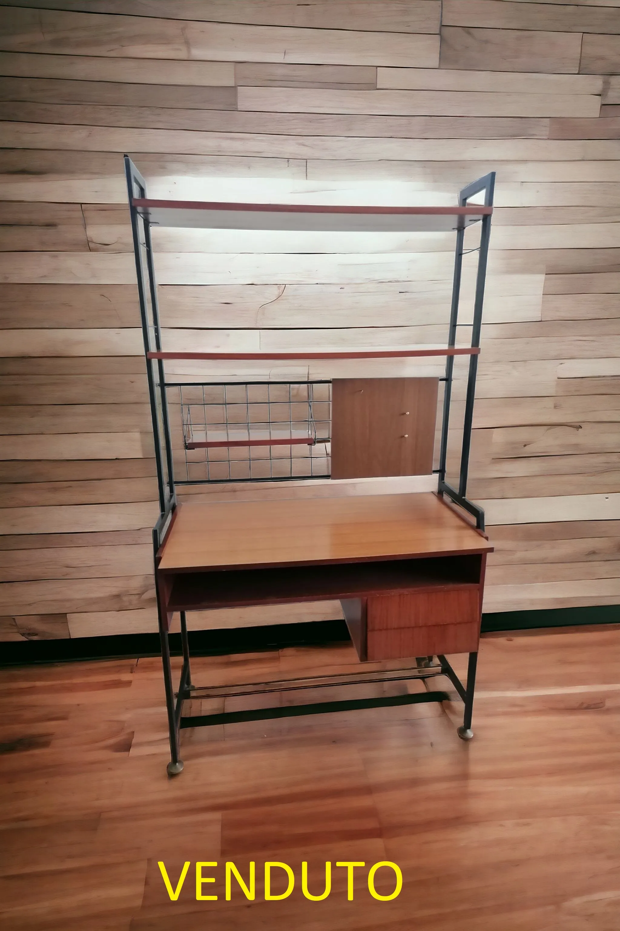 Una libreria scrivania con vano, due ripiani e due cassetti è un arredo   multifunzionale che unisce la praticità di una scrivania con la capacità di una libreria. Questo tipo di mobile è ideale per chi desidera ottimizzare lo spazio e creare un ambiente di lavoro o di studio ordinato e ben organizzato. Caratteristiche della Libreria Scrivania Vano Centrale: Offre uno spazio aperto per appoggiare monitor, libri o strumenti di lavoro, facilitando l’accesso e garantendo una disposizione ergonomica. Due Ripiani: Posizionati sopra il vano o ai lati, forniscono spazio aggiuntivo per l’organizzazione di libri, documenti o oggetti decorativi, rendendo l’ambiente più accogliente e personalizzato. Due Cassetti: Perfetti per contenere materiali di cancelleria, documenti riservati o piccoli oggetti personali, mantenendo il piano di lavoro pulito e sgombro. Design Versatile: Disponibile in diverse finiture, dal legno naturale per un aspetto classico e accogliente, a materiali più moderni con dettagli in metallo per uno stile contemporaneo. Funzionalità: Ideale per spazi ridotti o multifunzionali, come studi domestici o camere per studenti, dove ogni angolo deve essere sfruttato al meglio. Perché Scegliere una Libreria Scrivania? Questa soluzione d’arredo è perfetta per chi ha bisogno di un mobile che unisca diverse funzioni: uno spazio per lavorare, riporre libri e accessori, e organizzare documenti. Con i suoi cassetti e ripiani, garantisce un utilizzo pratico e una gestione efficiente dello spazio, aggiungendo allo stesso tempo un tocco di stile all'ambiente.