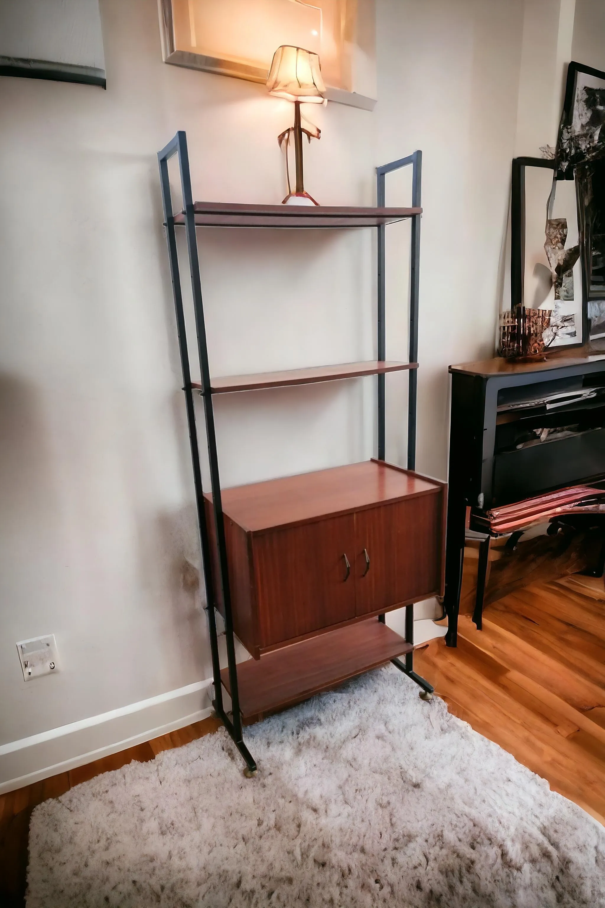 Una libreria a tre ripiani con due ante è un elemento d'arredo funzionale e pratico, perfetto per chi cerca una soluzione per esporre e riporre libri, documenti e oggetti decorativi. Questa libreria combina la praticità degli spazi aperti con la protezione offerta dalle ante chiuse, creando un equilibrio tra esibizione e organizzazione discreta. Caratteristiche della Libreria Tre Ripiani: Ideali per esporre libri, cornici fotografiche, piante o oggetti da collezione. I ripiani possono essere fissi o regolabili per personalizzare l'altezza e adattarsi a diverse esigenze. Due Ante: Offrono uno spazio chiuso nella parte inferiore della libreria, perfetto per nascondere documenti, quaderni o accessori, mantenendo l'ambiente ordinato. Design Versatile: Disponibile in vari stili e materiali, dal legno massiccio per un look classico e tradizionale, a materiali moderni come metallo e vetro per ambienti contemporanei. Compattezza e Eleganza: La combinazione di ripiani e ante rende questa libreria adatta sia a soggiorni che a studi, uffici o camere da letto, conferendo un tocco di eleganza senza occupare troppo spazio. Perché Scegliere una Libreria a Tre Ripiani con Due Ante? Questo tipo di libreria è ideale per chi desidera una soluzione multifunzionale, capace di offrire spazio espositivo e di archiviazione insieme. La struttura semplice ma elegante la rende un complemento perfetto per arricchire l’arredamento di casa, garantendo al contempo praticità e stile.