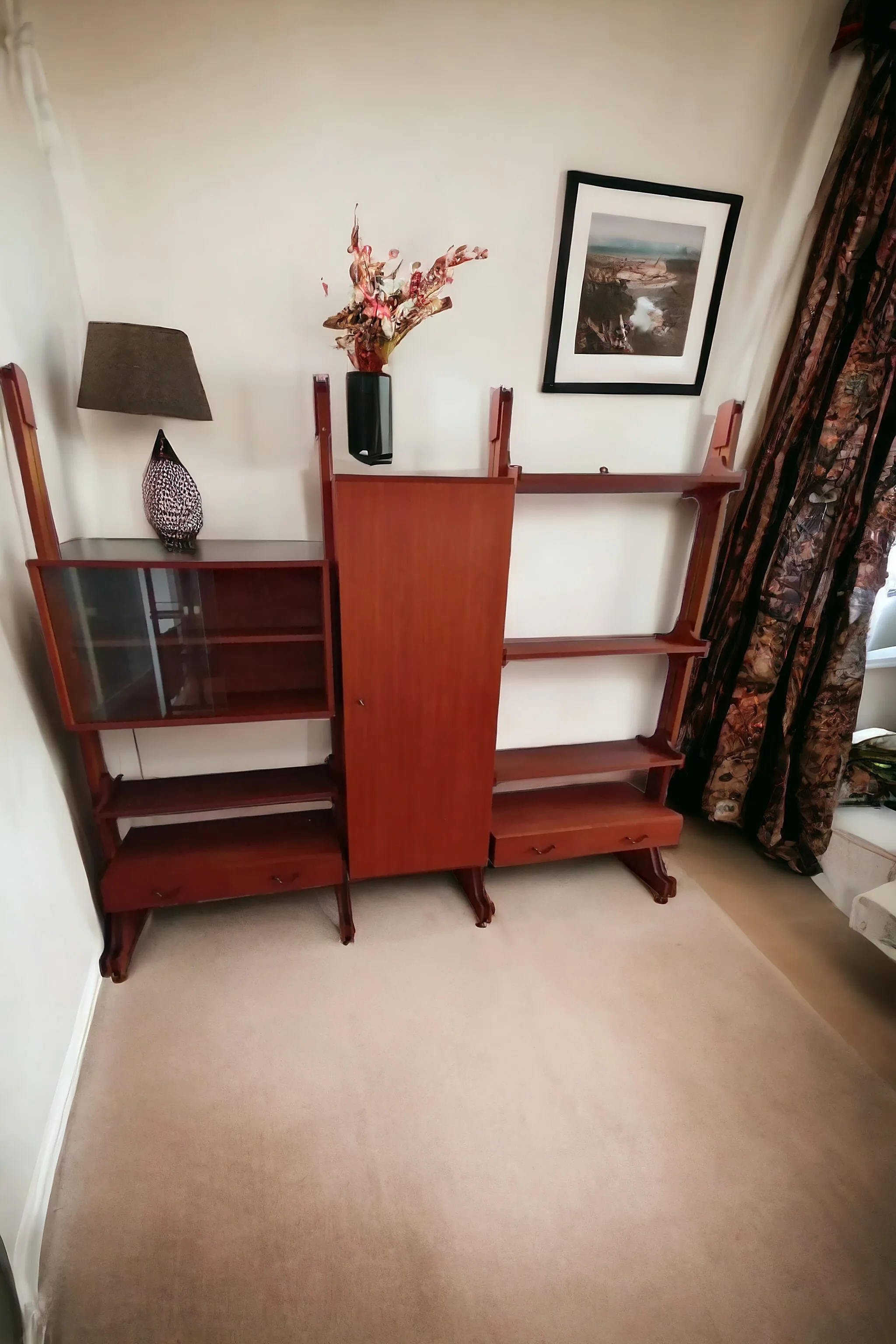 Una libreria modulare a quattro elementi, con quattro ripiani, due cassetti, una vetrina e un'anta, rappresenta una soluzione d'arredo elegante e versatile, perfetta per chi cerca funzionalità e stile in un unico pezzo. Questa struttura è progettata per offrire una vasta gamma di opzioni di organizzazione e display, rendendola ideale per ambienti come soggiorni, studi e uffici. Caratteristiche della Libreria Quattro Moduli Separati: Offrono la possibilità di personalizzare la disposizione dei moduli, adattandosi a spazi e necessità diverse. Quattro Ripiani: Forniscono ampio spazio per libri, oggetti decorativi, trofei e altro, mantenendo tutto in ordine e a portata di mano. Due Cassetti: Pratici per riporre documenti, utensili o accessori che si preferisce tenere nascosti. Vetrina: Ideale per esporre oggetti preziosi, servizi di piatti, bicchieri o collezioni, proteggendoli dalla polvere ma permettendo di ammirarli. Anta Opaca: Perfetta per mantenere alcuni oggetti nascosti alla vista, garantendo un aspetto ordinato e pulito. Perché Scegliere una Libreria Modulare a Quattro Elementi? Questa libreria è perfetta per chi desidera una combinazione di esposizione e contenimento. La vetrina offre una finestra elegante per gli oggetti più belli, mentre i cassetti e l’anta consentono di nascondere ciò che non si vuole esporre. L'aspetto modulare permette di riorganizzare i moduli in base all'evoluzione delle esigenze, rendendo l'arredo dinamico e adattabile.
