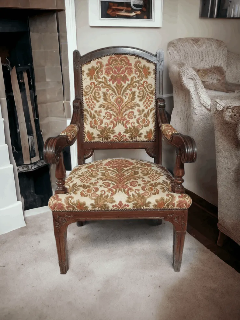 Ce fauteuil damassé en bois sculpté est un chef-d'œuvre de l'artisanat classique, conçu pour ceux qui recherchent un mobilier alliant robustesse, beauté et confort. La structure en bois massif finement travaillée et le revêtement en tissu damassé en font une pièce élégante et intemporelle, parfaite pour apporter une touche de raffinement à n'importe quel espace. Caractéristiques principales : Structure en bois massif sculpté : Le fauteuil est fabriqué en bois robuste, sculpté à la main avec des motifs décoratifs rappelant le style classique ou baroque. Les travaux exclusifs mettent en valeur la qualité de l'artisanat et confèrent du caractère au fauteuil. La base et les accoudoirs sont construits pour garantir stabilité et résistance dans le temps. Revêtement en tissu damassé : Le tissu damassé, riche en détails ornementaux, apporte une touche sophistiquée et s'adapte parfaitement à des contextes élégants. La texture douce et le motif décoratif du damassé confèrent au fauteuil un charme ancien et en font un choix idéal pour ceux qui aiment le style classique ou vintage. Confort optimal : Avec un rembourrage doux et un siège spacieux, le fauteuil est conçu pour offrir un confort maximal. Le dossier et les accoudoirs sculptés assurent un soutien ergonomique, parfait pour des moments de détente. Design polyvalent : Bien qu'il s'agisse d'une pièce au design traditionnel, ce fauteuil s'intègre facilement dans différents environnements, apportant de l'élégance dans les salons, bureaux ou chambres à coucher. La combinaison du bois sculpté et du damassé en fait un élément de mobilier distinctif et polyvalent. Pourquoi le choisir ? Ce fauteuil damassé en bois sculpté est le choix idéal pour ceux qui recherchent un mobilier robuste et élégant, durable et valorisant l'environnement. Avec son mélange d'élégance et de fonctionnalité, il est parfait pour créer un coin lecture ou une place d'honneur dans le salon, apportant une touche de raffinement et de personnalité à l'espace.