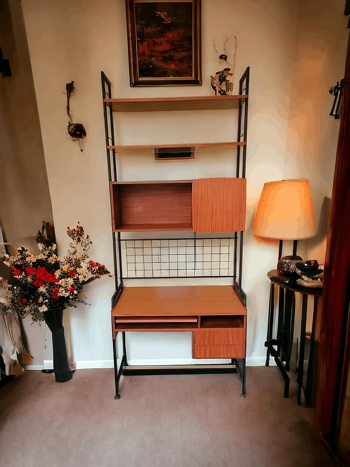 Una libreria scrivania con due ripiani, un ripiano estraibile, due cassetti, un vano e un'anta rappresenta un mobile multifunzionale perfetto per chi cerca praticità e stile in un unico complemento d'arredo. Questo tipo di libreria offre spazi dedicati sia per l'organizzazione che per l'esposizione, rendendola un'ottima scelta per ambienti di lavoro o studio. Caratteristiche della Libreria Scrivania Due Ripiani: Perfetti per riporre libri, documenti o oggetti decorativi, facilitando l'accesso rapido a tutto il necessario. Ripiano Estraibile: Funzionale per aumentare lo spazio di lavoro o per scrivere comodamente, soprattutto in spazi ristretti. Due Cassetti: Utili per contenere oggetti da scrivania, cancelleria o documenti privati, mantenendo l'area di lavoro ordinata. Vano Aperto: Ideale per esporre oggetti di uso quotidiano o decorazioni. Anta: Nasconde uno spazio utile per archiviare documenti o oggetti che si desidera tenere fuori dalla vista, garantendo un aspetto ordinato. Vantaggi di una Libreria Scrivania Questo mobile combinato è perfetto per chi ha bisogno di un angolo di lavoro integrato con una libreria. Il design con cassetti e ripiano estraibile offre praticità per studiare, scrivere o lavorare al computer. Inoltre, l'anta e i vani aiutano a mantenere l’ordine, rendendo questa soluzione ideale per piccoli studi, camerette o angoli dedicati al lavoro in casa.