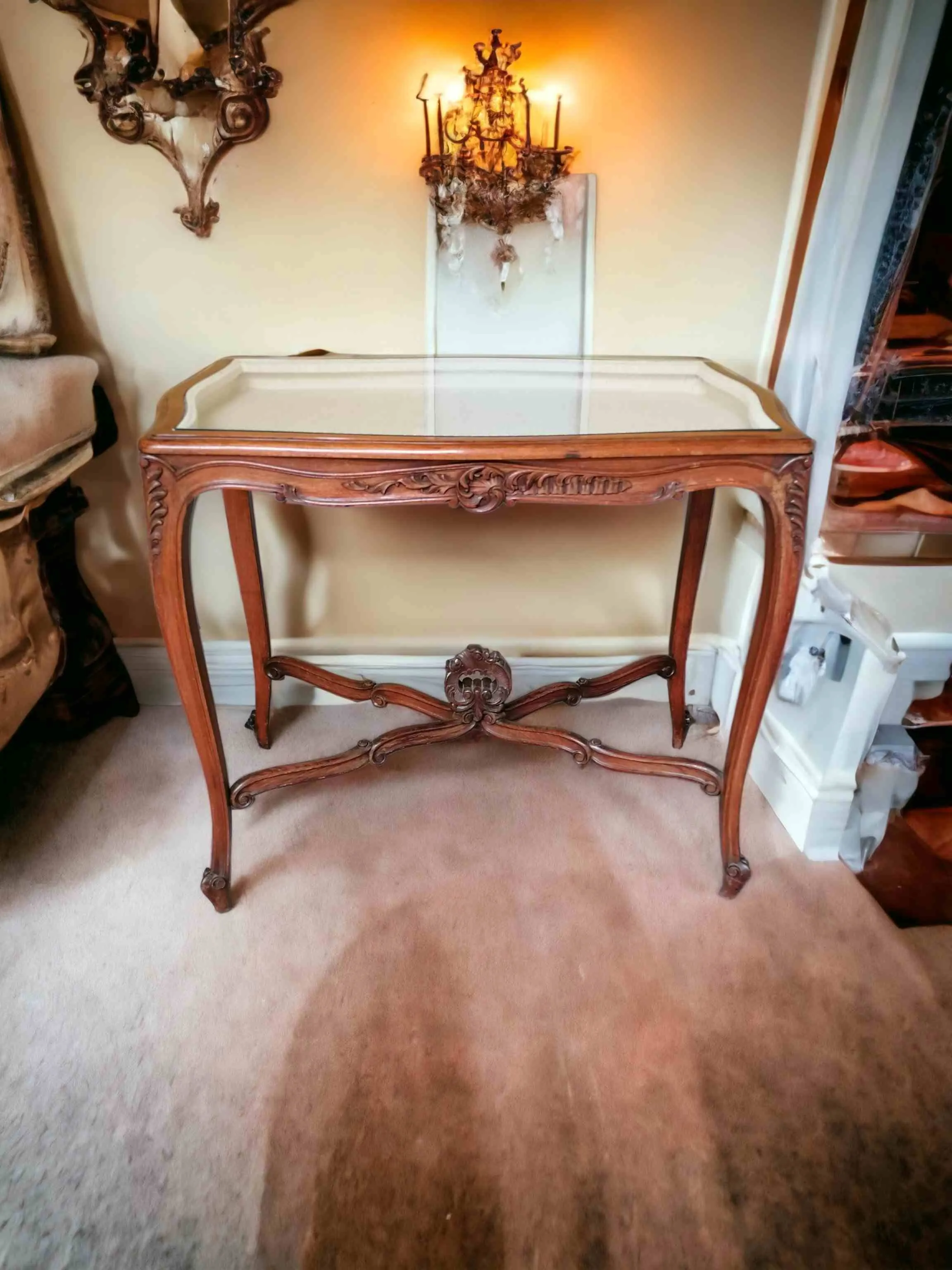 La console en noyer sculpté avec plateau en verre de la fin du XIXe siècle représente un exemple raffiné de mobilier ancien qui allie savoir-faire artisanal et matériaux de qualité. Fabriquée en bois massif de noyer, elle se distingue par ses détails finement sculptés et ses décorations gravées évoquant des motifs floraux ou des géométries typiques de la fin du XIXe siècle. Le plateau en verre permet une exposition élégante des objets, ajoutant une touche lumineuse et pratique à la structure robuste. Caractéristiques principales : Matériau : Bois de noyer de haute qualité, sculpté à la main. Design artistique : Sculptures et détails finement travaillés, expression de la tradition artisanale. Éléments d'exposition : Plateau en verre offrant un contraste avec la structure en bois et permettant de voir les objets exposés. Pourquoi la choisir : Cette console est parfaite pour ceux qui souhaitent ajouter une touche d'élégance et d'histoire à une entrée, un salon ou une salle à manger, enrichissant l'espace avec une pièce alliant esthétique et fonctionnalité.