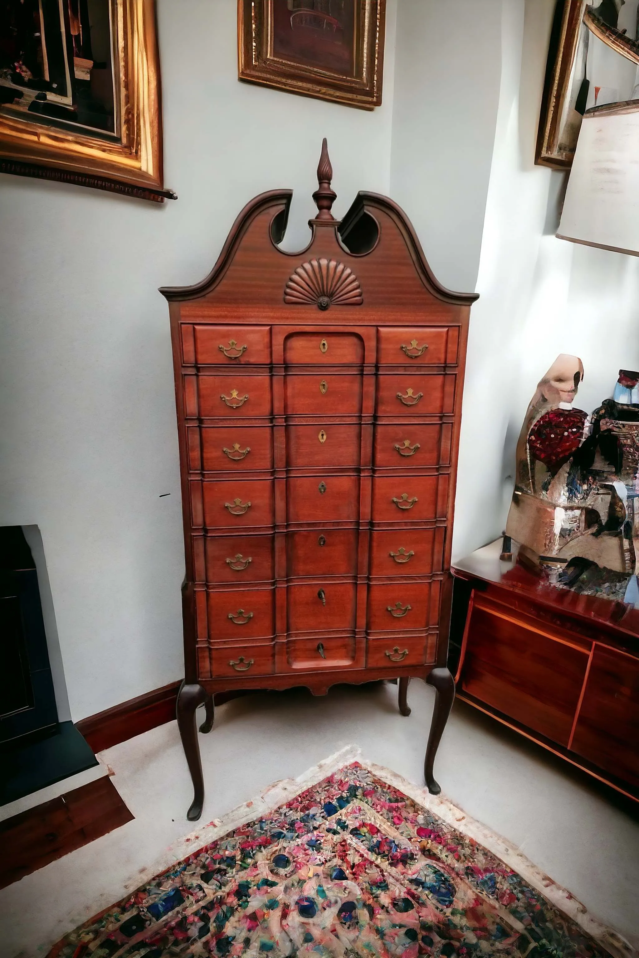 La précieuse et rarissime commode haute de style Chippendale avec sept tiroirs et des influences Queen Anne représente un véritable chef-d'œuvre de l'ébénisterie classique. Cette commode se distingue par une élégance intemporelle, combinant les lignes courbes typiques du style Chippendale avec l'équilibre et la sobriété de la tradition Queen Anne. Fabriquée avec du bois précieux, souvent du mahogany ou du noyer, et des détails sculptés à la main, c'est une pièce qui dégage raffinement et prestige. Caractéristiques principales : Style distinctif : Fusion des éléments Chippendale avec des influences Queen Anne, connus pour leur grâce et leur solidité. Sept tiroirs : Grand espace de rangement, chacun orné de poignées finement travaillées. Travail artisanal : Sculptures et décorations raffinées, reflet du savoir-faire artisanal de l'époque. Pourquoi la choisir : Parfaite pour ceux qui recherchent un meuble de grande envergure et de valeur historique, idéal pour enrichir des espaces tels que des salons ou des chambres avec une touche de luxe et de tradition.