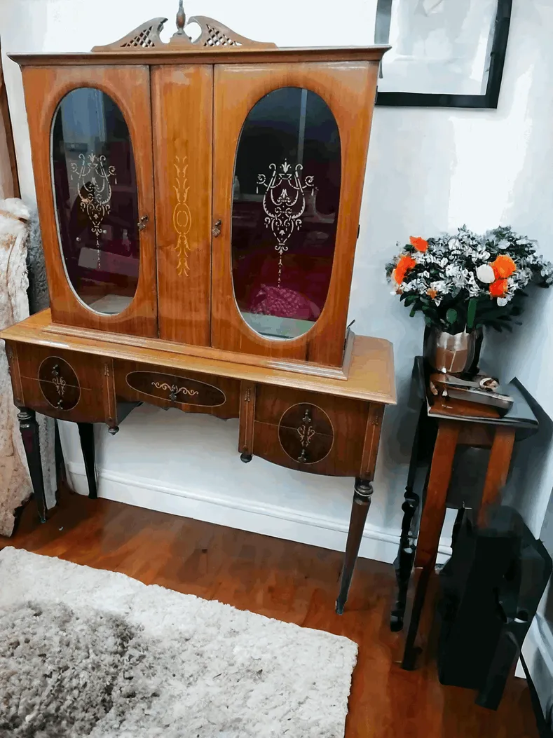 Le buffet vitrine à deux portes et tiroirs est un meuble fonctionnel et élégant, idéal pour enrichir un salon, une salle à manger ou un bureau. Ce buffet combine l'utilisation pratique de l'espace avec un design classique et attrayant, parfait pour ceux qui souhaitent exposer avec style des objets précieux, des cristaux ou des collections. Les portes vitrées permettent une vue claire du contenu, tandis que les tiroirs offrent un espace supplémentaire pour ranger des ustensiles, des couverts ou des documents. Caractéristiques principales : Design sophistiqué : Structure en bois massif souvent travaillée avec des sculptures et des finitions traditionnelles. Deux portes vitrées : Espace pour exposer des objets avec élégance, les protégeant de la poussière. Tiroirs pratiques : Parfaits pour organiser des ustensiles ou accessoires divers. Polyvalence : S'adapte aussi bien à des contextes classiques que contemporains, ajoutant une touche de raffinement. Ce buffet est idéal pour ceux qui recherchent un meuble alliant esthétique et fonctionnalité, devenant le point focal de l'espace où il est placé.