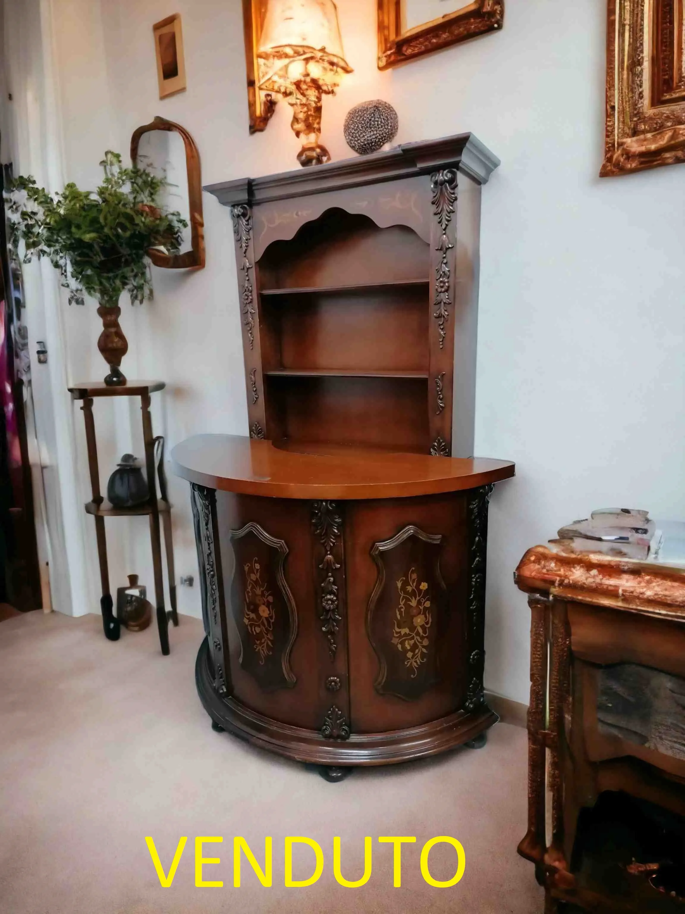 Le bar finement travaillé avec des incrustations est un meuble raffiné qui allie élégance et fonctionnalité, idéal pour ceux qui aiment recevoir avec style. Ce type de meuble se distingue par la qualité des détails, caractérisés par des sculptures et des incrustations décoratives qui mettent en valeur la beauté du bois et le savoir-faire artisanal. Caractéristiques principales: Travail artisanal: Chaque détail est réalisé avec soin, avec des incrustations qui peuvent inclure des motifs floraux, géométriques ou des scènes paysagères. Matériaux nobles: Typiquement fabriqué en bois massif, souvent combiné avec d'autres matériaux nobles pour rehausser les finitions. Espaces intérieurs fonctionnels: Comprend des compartiments pour les bouteilles, les verres et les accessoires pour cocktails, le rendant pratique pour servir des boissons et garder tout en ordre. Design distinctif: Parfait pour des environnements classiques ou pour ajouter une touche de luxe à des espaces modernes. Un bar avec incrustations n'est pas seulement un complément, mais une véritable œuvre d'art qui enrichit l'espace et devient un point focal de conversation.