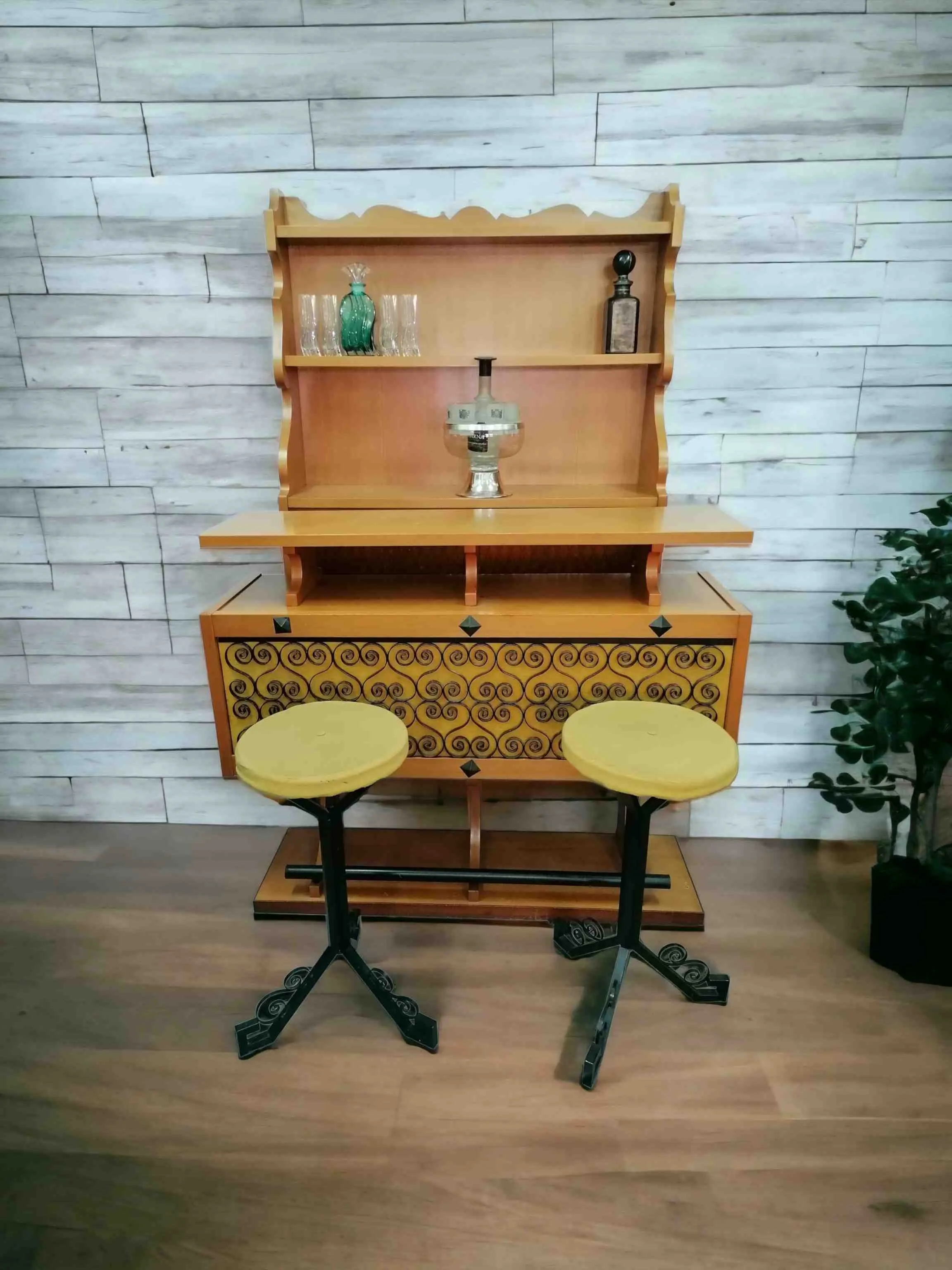 Le bar rustique avec des tabourets est un meuble parfait pour ceux qui souhaitent créer un coin accueillant et fonctionnel à la maison, évoquant l'atmosphère chaleureuse et informelle d'une taverne. Fabriqué en bois massif et avec des finitions naturelles, ce type de meuble allie praticité et style, rendant les espaces conviviaux et idéaux pour recevoir des amis et la famille. Caractéristiques principales: Matériau robuste: Fabriqué en bois de qualité, comme le pin, le chêne ou d'autres bois résistants, avec des veines visibles et une finition rustique. Tabourets coordonnés: Complet avec des tabourets assortis, souvent avec des détails sculptés ou des assises rembourrées pour plus de confort. Design fonctionnel: Inclut des compartiments pour les bouteilles, des étagères pour les verres et des tiroirs pour les accessoires de bar. Style rustique: Des détails comme des sculptures artisanales et du matériel en fer forgé confèrent authenticité et charme. Un bar rustique avec des tabourets est idéal pour ceux qui recherchent un espace accueillant et caractéristique pour des moments de socialisation, parfait pour des tavernes, des salons ou des coins dédiés à la détente.