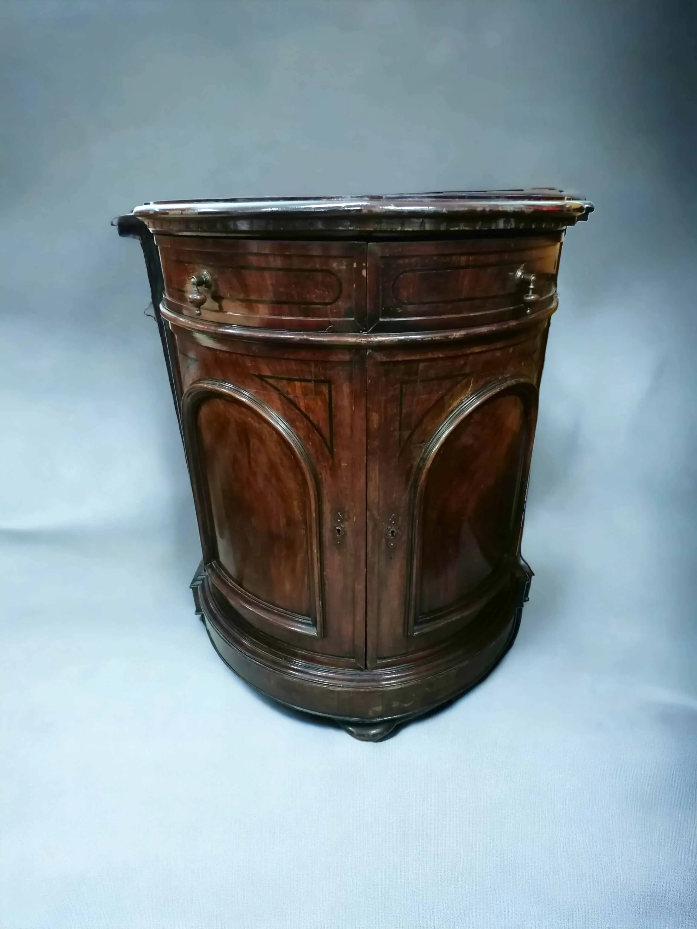 Un ancien buffet avec deux portes et des tiroirs représente un meuble classique et recherché, capable d'enrichir un espace avec son charme intemporel et sa praticité. Ce meuble, souvent fabriqué en bois massif comme le noyer ou le chêne, se distingue par sa structure robuste et son travail artisanal qui met en valeur son élégance et sa raffinement. Caractéristiques principales: Matériau précieux: Fabriqué en bois massif avec des finitions naturelles ou laquées. Détails décoratifs: Des éléments comme des sculptures, des incrustations et des moulures sculptées à la main ajoutent une touche de luxe et de tradition. Fonctionnalité: Doté de tiroirs et de portes spacieux, il offre un espace polyvalent pour ranger la vaisselle, le linge ou des objets décoratifs. Style polyvalent: Parfait pour des environnements classiques, rustiques ou vintage, mais également adapté aux contextes modernes lorsqu'il est utilisé comme pièce contrastée. Ce buffet n'est pas seulement un élément décoratif, mais aussi une solution pratique pour organiser les espaces, le rendant idéal pour les salons, les salles à manger ou les entrées.
