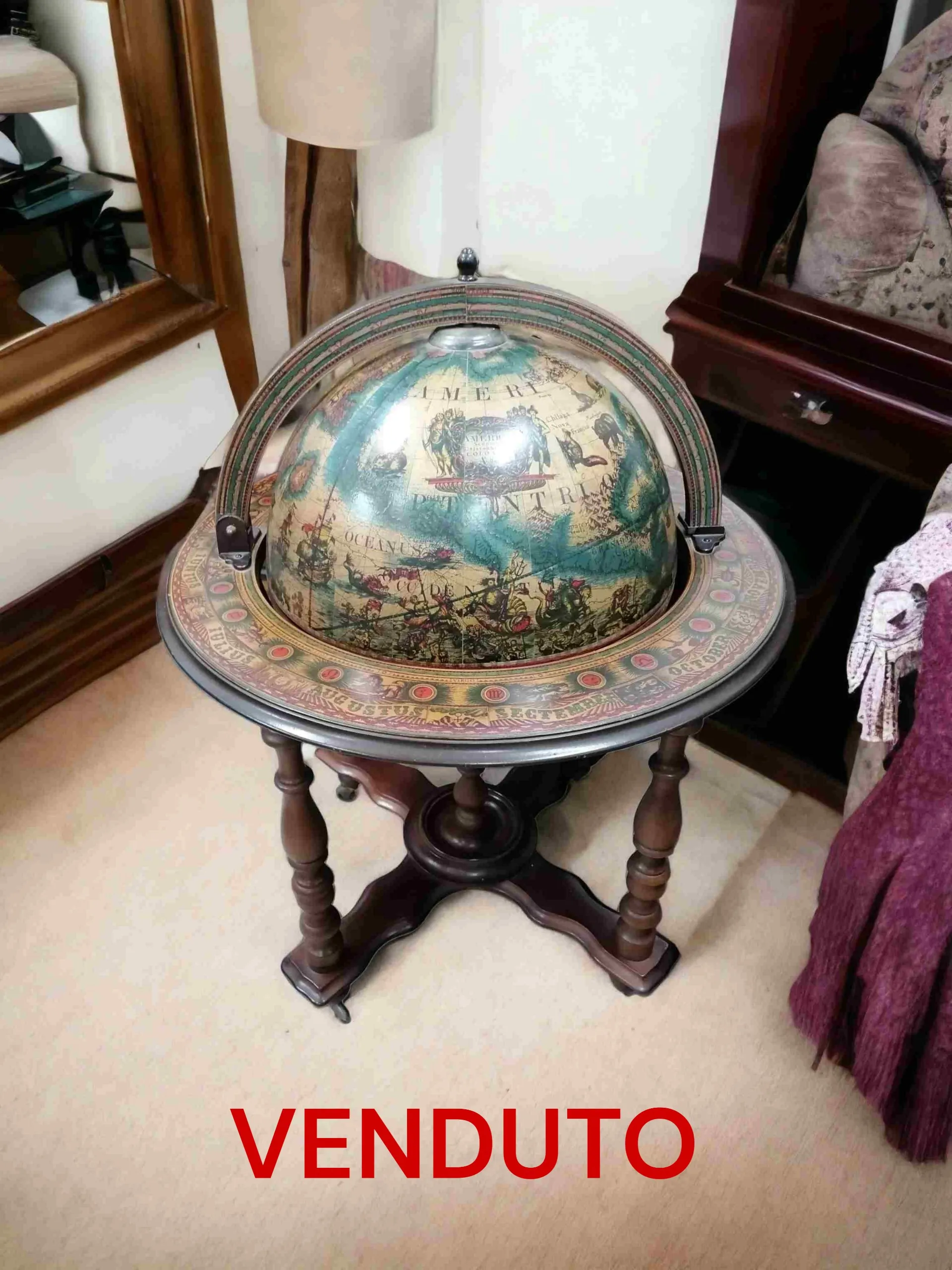 Le bar mappamondo mobile est un complément d'ameublement fascinant qui allie style et fonctionnalité en une seule solution. Ce type de meuble se présente sous la forme d'un globe terrestre qui, en s'ouvrant, révèle un espace intérieur conçu pour contenir des bouteilles et des verres. Idéal pour ceux qui souhaitent avoir un minibar discret et sophistiqué, le mappamondo bar est parfait pour ajouter une touche vintage et cosmopolite à un salon, un bureau ou un cabinet. Caractéristiques principales : Design élégant : souvent fabriqué en bois avec des cartes anciennes décoratives, offrant un aspect classique et raffiné. Fonctionnalité cachée : espace intérieur adapté pour ranger des alcools, des verres et des accessoires de bar. Polyvalence : utilisable comme point focal d'une pièce ou comme élément fonctionnel et décoratif dans divers types d'intérieurs. Détails artisanaux : travaux et décorations évoquant l'exploration et le charme des temps passés. Choisir un mappamondo mobile bar signifie combiner l'amour du voyage et de l'histoire avec la praticité d'un meuble conçu pour le divertissement et l'hospitalité.