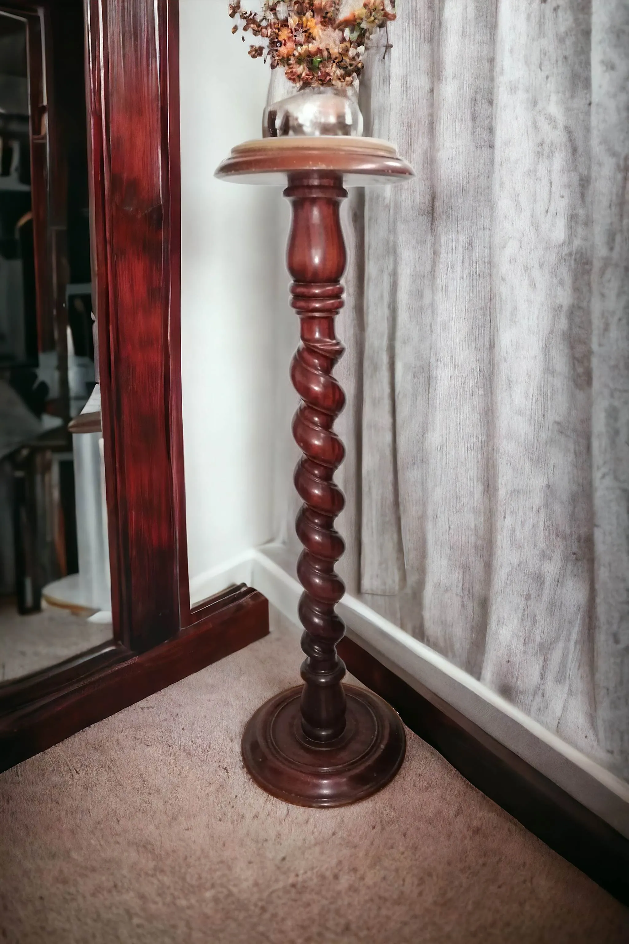 Die gedrehte, spiralförmige Holzsäule ist ein Meisterwerk der Handwerkskunst, das Eleganz und visuelle Dynamik vereint. Diese Säule zeichnet sich durch ihre charakteristische spiralförmige Struktur aus, die sich in einer fließenden und raffinierten Bewegung um sich selbst zu winden scheint. Die gedrehte Säule eignet sich perfekt für klassische und moderne Umgebungen und wird häufig zur Unterstützung von Vasen, Büsten oder als eigenständiges Dekorationselement verwendet. Hauptmerkmale: Material: Edles Holz mit natürlichen Oberflächen oder dekorativen Schnitzereien, um seine Schönheit zu unterstreichen. Design: Spiralförmige Verarbeitung, die einen interessanten optischen Effekt ergibt und ein Gefühl kontinuierlicher Bewegung erzeugt. Funktionalität: Ideal zum Verschönern von Hallen, Eingängen oder Galerien und verleiht ihm einen Hauch von Handwerkskunst und zeitloser Raffinesse.