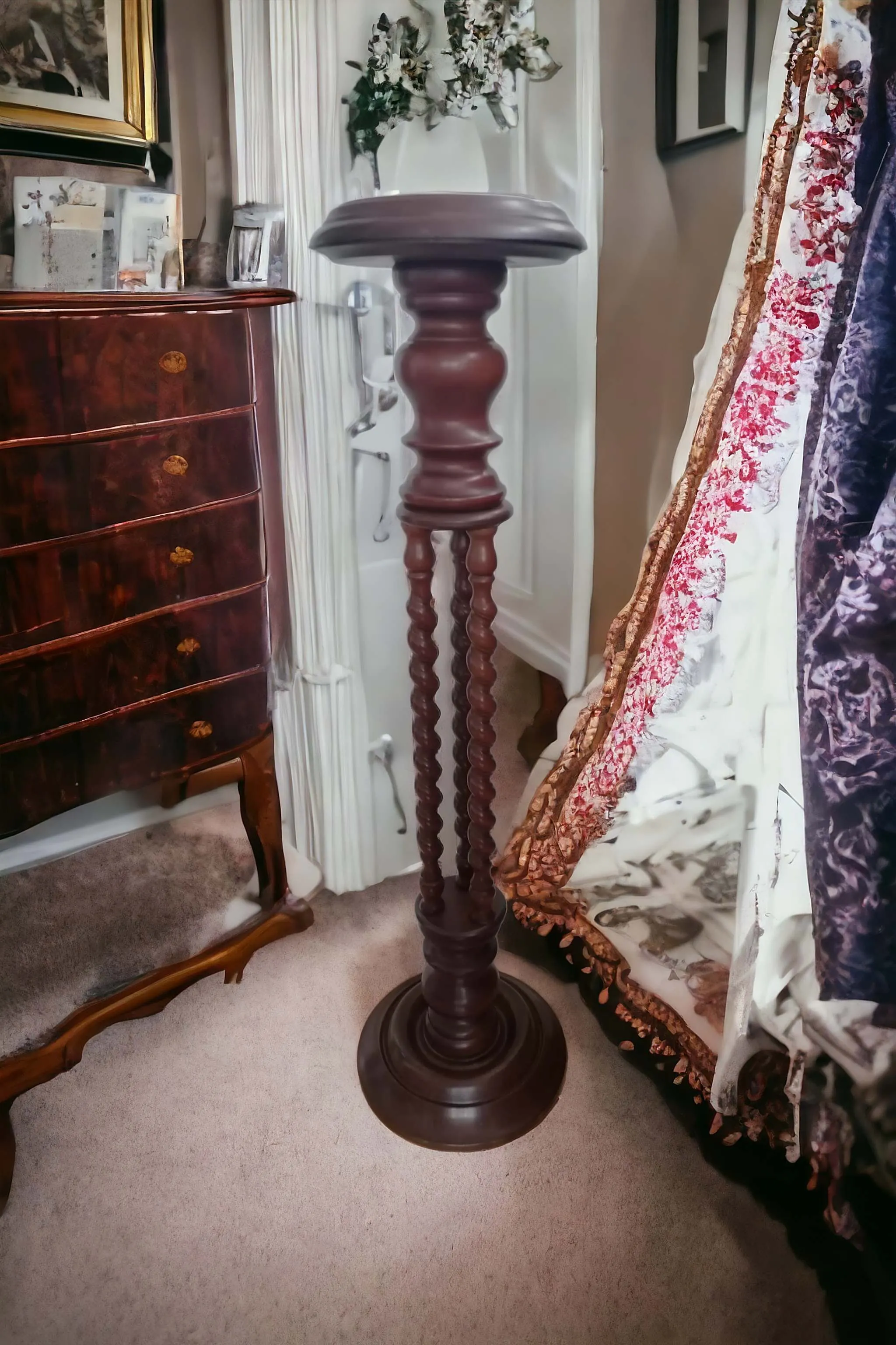 Die Holzsäule mit Tortile-Spiral-Verarbeitung ist ein Beispiel für hochwertige Handwerkskunst, bekannt für ihre Fähigkeit, Bewegung und Eleganz in jeden Raum zu bringen. Die helixartige Struktur, die sich mit einer geschwungenen Drehung von unten nach oben entwickelt, schafft einen faszinierenden und unverwechselbaren visuellen Effekt. Hauptmerkmale: Material: Aus hochwertigem Massivholz gefertigt, mit Oberflächen, die von natürlich bis lackiert oder mit geschnitzten Details variieren können. Spiraldrechselarbeit: Die geschnitzte Spirale verleiht ein Gefühl von Leichtigkeit und Flüssigkeit, wodurch die Säule nicht nur ein Ständer, sondern ein echtes Dekorationselement wird. Verwendung: Ideal zum Tragen von Skulpturen, Vasen oder als Blickfang in Wohnzimmern, Eingängen oder Galerien, wodurch ein Hauch von handwerklicher und historischer Meisterschaft hinzugefügt wird. Die spiralförmige Säule, mit ihrer umschließenden Form und raffinierten Details, ist ein zeitloses Möbelstück, das jeden Raum mit seiner dramatischen und eleganten Präsenz bereichert.
