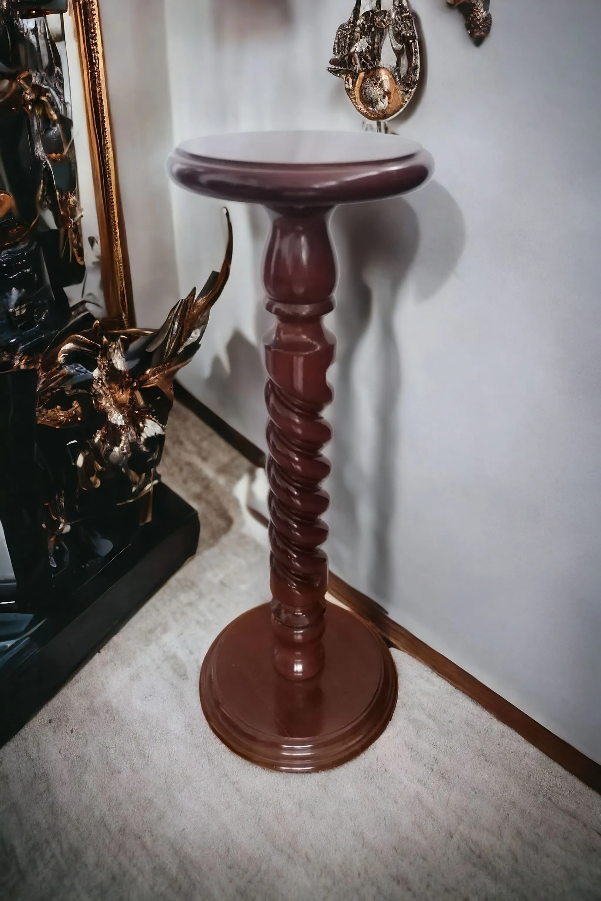 Die Holzsäule mit Tortile-Spiral-Verarbeitung ist ein einzigartiges Dekorationselement, das durch ihr umschließendes und geschwungenes Design die Aufmerksamkeit auf sich zieht. Diese spezielle Verarbeitung verleiht der Säule ein dynamisches und elegantes Aussehen, sodass sie sowohl in klassischen Interieurs als auch in moderneren Räumen perfekt passt. Hauptmerkmale: Material: Hergestellt aus hochwertigem Holz, das entweder naturbelassen oder mit eleganten Lackierungen veredelt werden kann, um die Schönheit der Maserung zu betonen. Design: Die tortile Form schafft eine spiralförmige Bewegung, die die Dreidimensionalität der Säule hervorhebt und einen einzigartigen, dramatischen Effekt erzeugt. Funktionalität: Ideal zur Präsentation von Kunstwerken, Vasen oder Statuen, diese Säule eignet sich perfekt als Hingucker in Wohnzimmern, Fluren oder Eingängen. Die Spiraldrechselarbeit macht diese Säule zu einem markanten Kunststück, ideal für jene, die ein dekoratives Element suchen, das Tradition und Stil vereint.