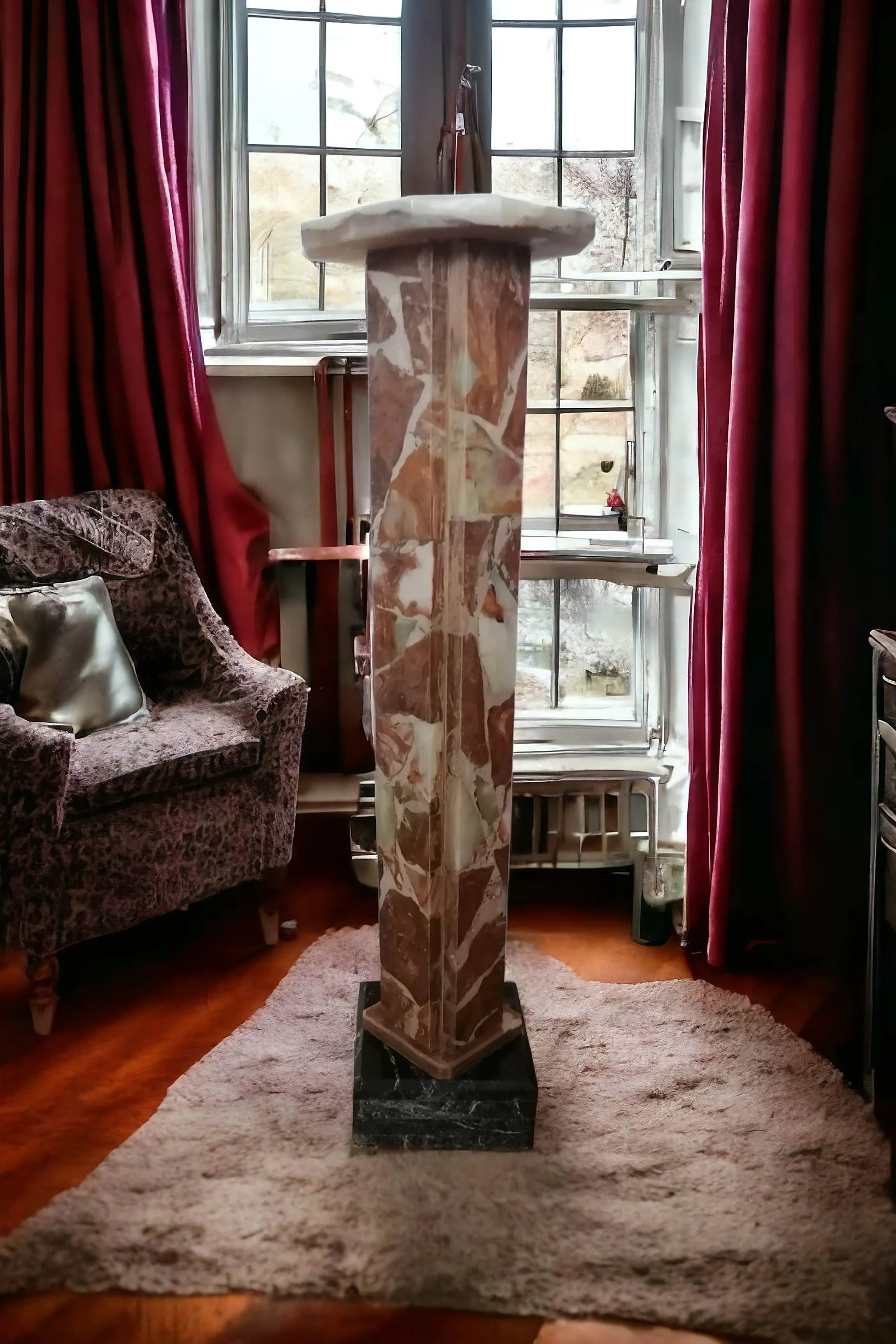 Diese Empire-Säule ist ein architektonisches Kunstwerk, das Eleganz und Prestige durch die Verwendung hochwertiger Materialien kombiniert. Sie besteht aus drei verschiedenen Marmorsorten: rotes Verona, das eine warme und lebendige Ausstrahlung verleiht; belgisches Schwarz, geschätzt für seinen tiefen und edlen Farbton; und Weiß, das Helligkeit und Kontrast bietet. Hauptmerkmale: Materialien: Die Kombination aus rotem, schwarzem und weißem Marmor erzeugt einen luxuriösen und dynamischen visuellen Effekt und hebt die Majestät der Säule hervor. Empire-Design: Der Empire-Stil, geprägt von robusten Formen und harmonischen Proportionen, verleiht der Säule ein feierliches und imposantes Erscheinungsbild. Nutzung: Ideal für Räume, die ein unverwechselbares und prunkvolles Element benötigen, wie Repräsentationshallen, elegante Salons oder Museen. Diese Säule verkörpert nicht nur die Pracht des historischen Designs, sondern bietet auch außergewöhnliche dekorative Vielseitigkeit und bereichert den Raum mit einem ästhetisch eindrucksvollen Element.