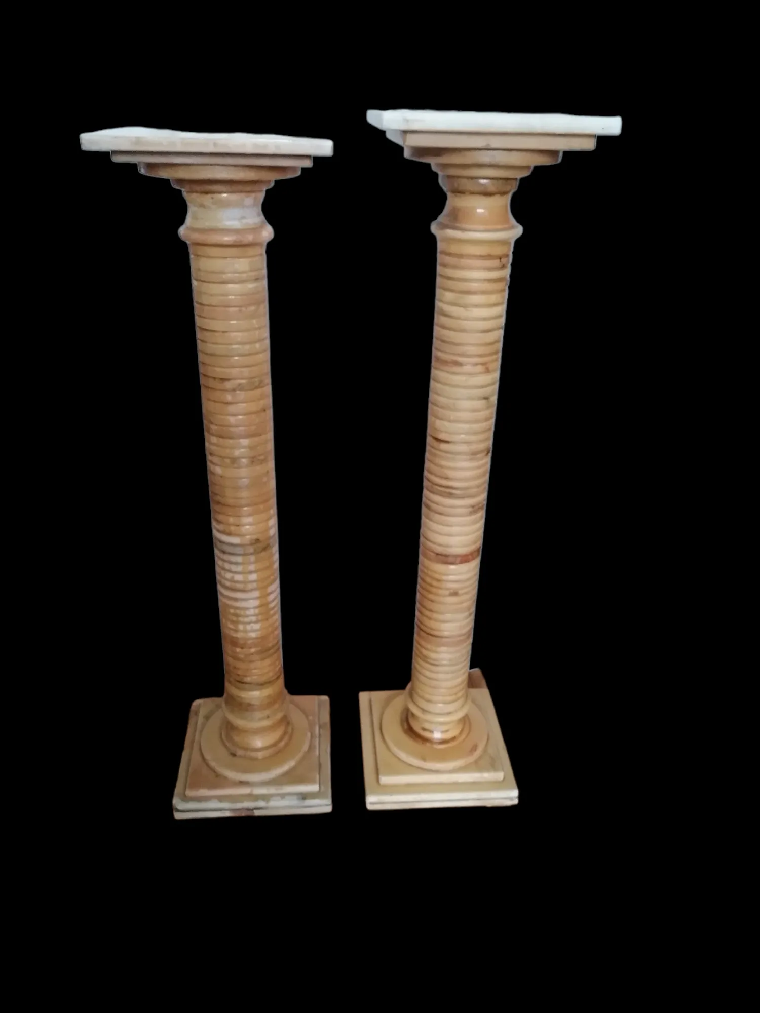 Die Schicht-auf-Schicht bearbeiteten Onyx-Säulen sind wahre Meisterwerke der Eleganz und Handwerkskunst. Diese Art von Säule wird aus edlem Onyx hergestellt, einem Material, das sich durch seine faszinierenden Adern und seine einzigartige Leuchtkraft auszeichnet. Die Schichtbearbeitung hebt die Tiefe des Materials hervor und erzeugt einen außergewöhnlichen visuellen Effekt, bei dem Lichtspiele den gesamten Raum verwandeln. Hauptmerkmale: Material: Onyx ist ein Mineral mit einer geschichteten Textur, die es dem Handwerker ermöglicht, die natürlichen Farbnuancen von Weiß über Grün bis Gelb herauszuarbeiten, mit Adern, die von durchsichtig bis opak reichen. Schicht-Design: Die Schichtbearbeitung betont die natürlichen Eigenschaften des Onyx und schafft eine Säule, die lebendig erscheint, das Licht auf besondere Weise reflektiert und den Räumen Dynamik verleiht. Stil: Diese Art von Säule passt perfekt zu modernen oder klassischen Räumen und verleiht ihnen eine Aura von Luxus und Raffinesse. Sie ist ideal als zentrales Element in Galerien, luxuriösen Wohnzimmern oder als Stütze für Skulpturen und Vasen. Schicht-auf-Schicht bearbeitete Onyx-Säulen sind die ideale Wahl für alle, die ein dekoratives Element suchen, das Eleganz, Tradition und Innovation vereint. Mit ihrem einzigartigen und raffinierten Aussehen bringen sie einen Hauch von Klasse und Stil in jeden Raum.