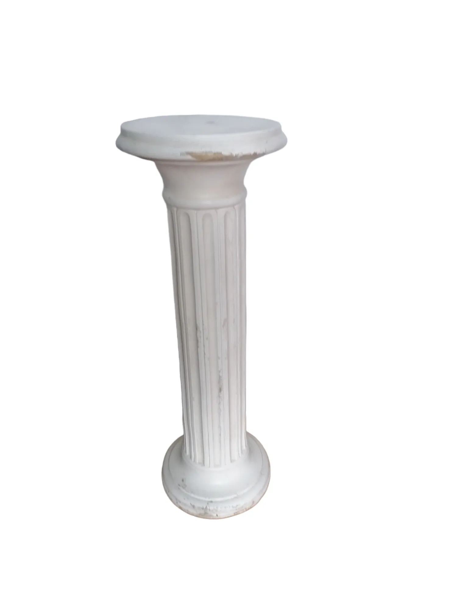 Die Säule mit Kapitell ist ein architektonisches Element von großer Eleganz, das perfekt einen klassischen Stil in jeden Raum bringt. Das Kapitell, das den oberen Teil der Säule bildet, ist häufig reich verziert mit geschnitzten Mustern, die von korinthischen bis dorischen oder ionischen Formen reichen, je nach gewähltem Stil. Diese Säulen sind ideal für diejenigen, die einen Hauch architektonischer Raffinesse sowohl in Innenräumen als auch im Freien einführen möchten. Hauptmerkmale: Verziertes Kapitell: Die Kapitelle können mit dekorativen Details angereichert werden, die den Einfluss historischer architektonischer Stile wie dorisch, ionisch oder korinthisch widerspiegeln. Jeder Stil hat einen einzigartigen Charakter, der sich in den Details von Blättern, Voluten oder geometrischen Mustern zeigt. Material: Säulen mit Kapitell können aus verschiedenen Materialien gefertigt werden, darunter Marmor, Stein, Holz oder Bronze, je nach den ästhetischen und funktionalen Anforderungen des Raums. Dekorative und strukturelle Funktion: Neben ihrer Funktion als architektonische Stütze sind Säulen mit Kapitell auch ein starkes dekoratives Element, das dem Raum Größe und Harmonie verleiht. Ideal für Eingänge, Salons, Innenhöfe oder als Trennungselement in großen Räumen, ist die Säule mit Kapitell ein Symbol für zeitlose Eleganz und Raffinesse. Ihre klassische Schönheit und Vielseitigkeit machen sie ideal, um jeden Raum aufzuwerten.