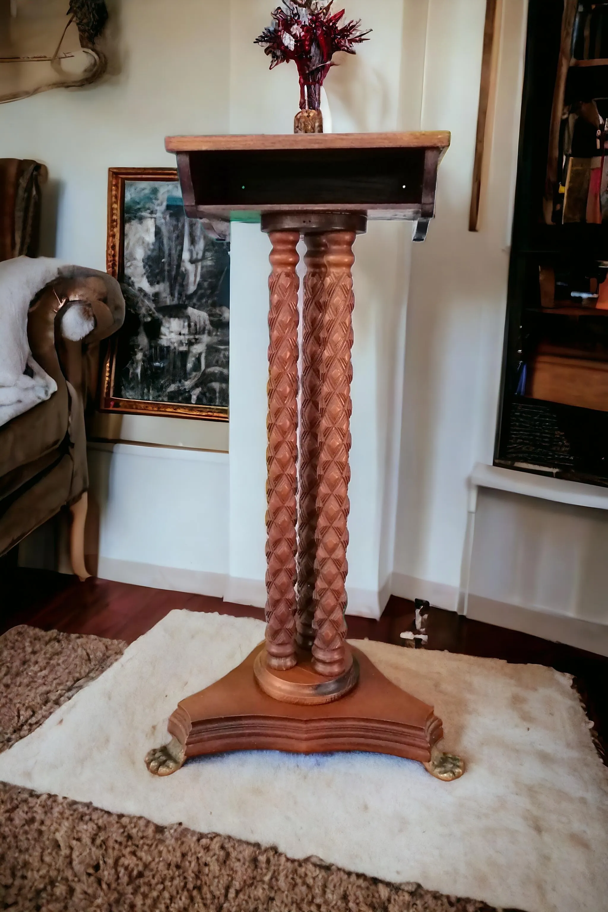 Das fein gearbeitete Säulenpult mit Bronzefüßen stellt eine elegante Verbindung von Kunst und Funktionalität dar. Dieses äußerst seltene Objekt ist ein wahres Kunstwerk, das die Meisterschaft der Holzbearbeitung mit der Robustheit und den raffinierten Details von Bronze verbindet. Der Notenständer eignet sich für luxuriöse Umgebungen und Sammler einzigartiger Stücke und ist nicht nur eine praktische Unterstützung beim Lesen oder Musizieren, sondern auch eine beeindruckende Dekoration, die in jedem Raum die Blicke auf sich zieht. Hauptmerkmale: Edle Materialien: Die fein gearbeitete Massivholzstruktur ist mit Bronzedetails bereichert, die sich in den Füßen des Rednerpults befinden und in eleganten und komplexen Formen geformt sind. Bronze verleiht mit seiner polierten oder antiken Oberfläche ein edles und langlebiges Erscheinungsbild. Säulendesign: Die Säulenform, hoch und gegliedert, ist eine Hommage an den klassischen Stil und verleiht dem gesamten Objekt einen Hauch von Erhabenheit. Die ornamentalen Details am Sockel und an den Füßen, die oft von floralen oder geometrischen Motiven inspiriert sind, bringen die handwerkliche Qualität zum Ausdruck. Funktion und künstlerischer Wert: Dieses Stück dient nicht nur als Rednerpult, sondern passt auch perfekt in elegante Umgebungen wie Musikzimmer, Studios oder Kunstgalerien, in denen Design und Funktionalität zu einem einzigen, außergewöhnlichen Objekt verschmelzen. Ein exklusives Stück für Liebhaber von Luxus und Kunst: Die Kombination aus edlem Holz und gemeißelter Bronze macht dieses Rednerpult zu einem seltenen und unbezahlbaren Werk, perfekt, um jedem Ambiente einen stilvollen und raffinierten Akzent zu verleihen. Ein Objekt, das sowohl ästhetische Funktionalität als auch einen Hauch zeitloser Eleganz repräsentiert.