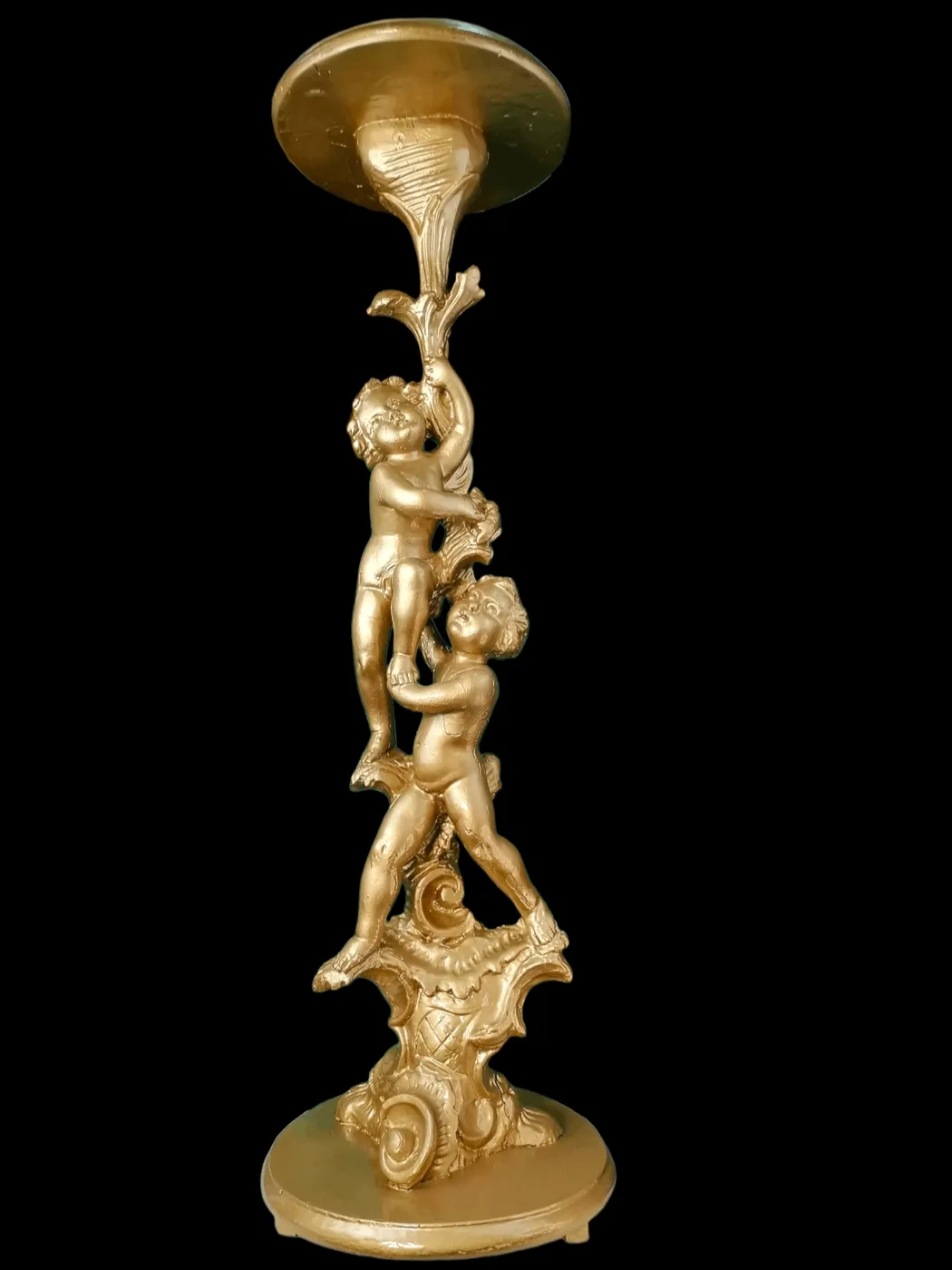 Diese geschnitzte Holzsäule mit Cherubim ist ein wahres Kunstwerk, ein einzigartiges Stück, das handwerkliches Können und klassische Schönheit vereint. Mit einer Raffinesse, die sofort ins Auge fällt, präsentiert diese Säule Cherubim, die mit unglaublichen Details geschnitzt sind und ein Gefühl von Leichtigkeit und Harmonie ausdrücken, typisch für die barocke Tradition. Hauptmerkmale: Material: Hergestellt aus edlem Holz, wurde diese Säule von erfahrenen Handwerkern von Hand geschnitzt. Die Liebe zum Detail und die Qualität des Holzes verleihen dem Stück eine zeitlose Eleganz. Die Oberfläche ist glatt und behandelt, um die natürlichen Maserungen des Holzes zu betonen. Cherubim-Schnitzerei: Die Cherubim, Symbole der Reinheit und Göttlichkeit, sind mit außergewöhnlicher Präzision geschnitzt, wobei die Gesichter und Flügel in feiner Detailarbeit dargestellt sind. Jede Figur scheint zum Leben zu erwachen und verleiht der Säule eine Note von Süße und Spiritualität. Design und Dekoration: Die hohe und imposante Säule zeigt ein klassisches, prunkvolles Design mit barocken Verzierungen, die die Schönheit des geschnitzten Holzes betonen. Die Cherubim sind mit weiteren dekorativen Motiven integriert, die an den Rokoko-Stil erinnern und ein zusätzliches Maß an Raffinesse hinzufügen. Ein wirklich seltenes Stück: Diese Art von Säule ist extrem selten und wird von Sammlern und Liebhabern antiker Kunst gesucht. Die Holzskulptur mit Cherubim steht für Schönheit, Spiritualität und Tradition und ist perfekt für diejenigen, die ein dekoratives Stück suchen, das visuell eindrucksvoll ist. Funktionalität und Platzierung: Perfekt für prächtige Umgebungen wie Salons, Kunstgalerien oder Kirchen, eignet sich diese geschnitzte Holzsäule als echtes zentrales Stück in jedem Raum. Ihr Charme kann jeden Raum bereichern und personalisieren und ein Gefühl von Größe und Geschichte vermitteln. Mit ihrem komplexen Design und ihrer Kunstfertigkeit ist diese Holzsäule mit Cherubim ein exklusives Objekt, das die perfekte Verbindung von Kunst und Architektur darstellt. Ihre Seltenheit und Schönheit machen sie zu einem unvergleichlichen Sammlerstück.