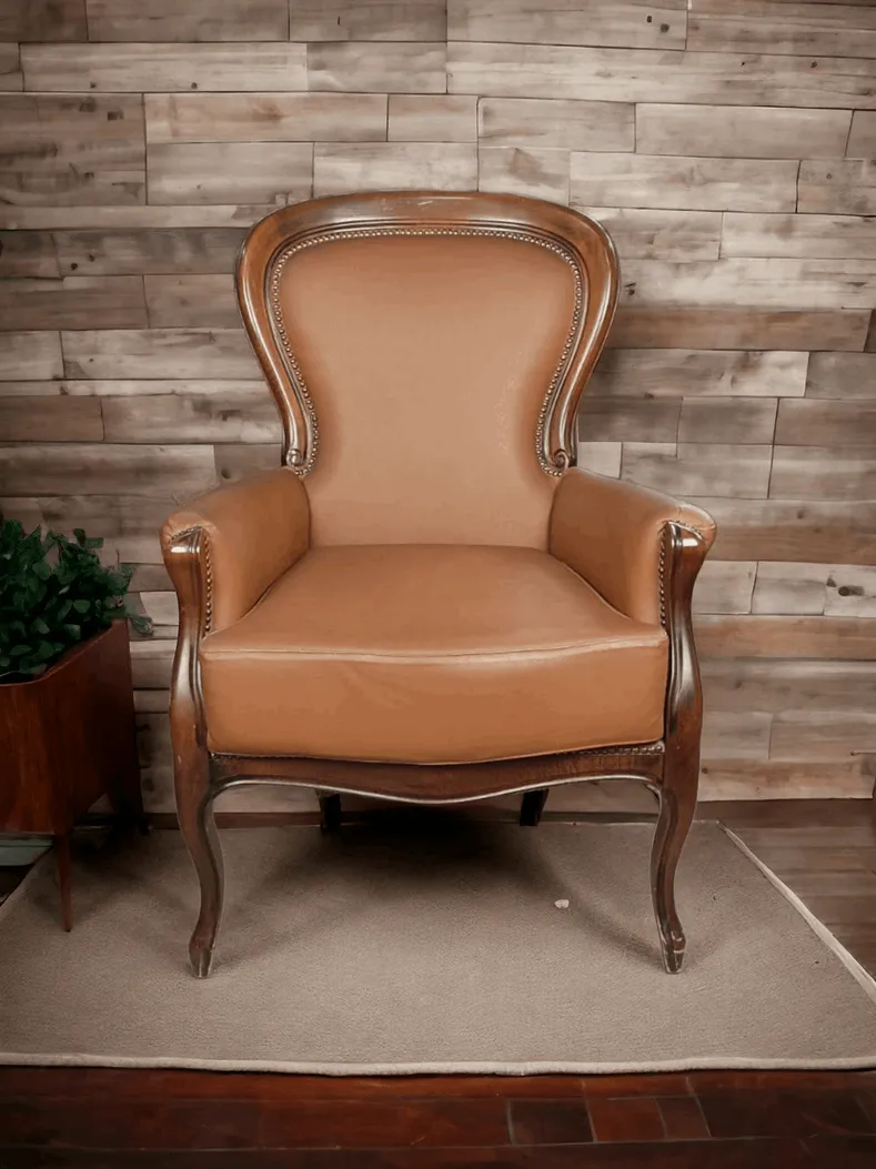 Ce fauteuil de luxe en cuir et noyer est un meuble élégant et sophistiqué, conçu pour offrir un confort et un style maximum. Parfait pour des environnements raffinés, ce fauteuil est un exemple de travail artisanal de haute qualité, alliant des matériaux précieux et un design intemporel. Caractéristiques principales : Structure en Noyer Massif : La base en bois de noyer massif est synonyme de robustesse et de longévité. La beauté naturelle du bois, avec ses veines chaudes et riches, ajoute une touche d'élégance et de classicisme à n'importe quel espace. Les sculptures artisanales, souvent présentes sur les accoudoirs et les pieds, confèrent un caractère supplémentaire au meuble. Revêtement en Cuir de Haute Qualité : Le cuir utilisé pour le revêtement est de haute qualité, garantissant une sensation de luxe et de confort. Le tissu est doux au toucher, résistant à l'usure et facile à entretenir. Avec le temps, le cuir développe une patine qui accentue sa beauté et son caractère. Design Élégant et Ergonomique : Le fauteuil est conçu avec des lignes élégantes et une forme ergonomique qui offre un excellent soutien du dos et du cou. Le siège profond et rembourré invite à la détente, le rendant idéal pour lire, regarder la télévision ou simplement profiter d'un moment de pause. Polyvalence du Style : Ce meuble s'intègre parfaitement dans divers environnements, des ambiances traditionnelles aux espaces plus modernes et contemporains. La combinaison du cuir et du bois de noyer en fait un complément versatile, capable d'enrichir les salons, bureaux ou salles de lecture. Pourquoi le choisir ? Le fauteuil de luxe en cuir et noyer est un choix idéal pour ceux qui recherchent un meuble alliant esthétique, confort et fonctionnalité. Il est parfait pour ceux qui veulent un élément distinctif exprimant raffinement et classe, transformant n'importe quel espace en un environnement accueillant et luxueux. Avec son design intemporel et ses matériaux précieux, ce fauteuil deviendra sans aucun doute un point focal de votre décoration.
