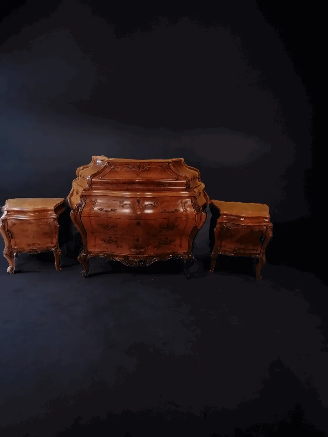 Les commodes et chevets vénitiens sculptés sont des pièces d'ameublement exceptionnelles qui rappellent le faste et l'élégance typiques de la période baroque vénitienne. Chaque élément de cet ensemble est réalisé avec un soin artisanal exceptionnel, avec des sculptures finement exécutées à la main, représentant souvent des motifs floraux, des volutes et des détails dorés qui ajoutent une touche de luxe au meuble. Le bois, généralement en noyer ou en d'autres essences précieuses, est traité pour mettre en valeur la beauté naturelle de la matière première, tandis que les finitions dorées ou colorées en font de véritables chefs-d'œuvre à admirer. Caractéristiques principales : Matériau de qualité : Fabriqué en bois massif, comme le noyer ou le cerisier, avec des détails sculptés qui peuvent inclure des motifs floraux ou géométriques typiques du style vénitien. Finitions dorées et sculptées : Les sculptures à la main sont souvent mises en valeur par des laques ou des dorures qui confèrent au meuble un aspect riche et majestueux, idéal pour des environnements raffinés. Design élégant et fonctionnel : La commode et les chevets sont conçus pour être à la fois décoratifs et fonctionnels, avec des tiroirs spacieux et des compartiments utiles pour ranger des objets, alliant praticité et style. Pourquoi les choisir : Cet ensemble de commode et chevets est parfait pour ceux qui souhaitent meubler une chambre à coucher ou un bureau avec des meubles racontant l'histoire et l'artisanat vénitiens, offrant une atmosphère de classe et de raffinement. Leur esthétique élégante, associée à leur fonctionnalité, en fait non seulement des pièces d'ameublement mais aussi de véritables investissements de collection. Si vous aimez l'art du meuble ancien et souhaitez ajouter une touche de luxe à votre maison, les commodes et chevets vénitiens sculptés sont un choix qui ne vous décevra pas.