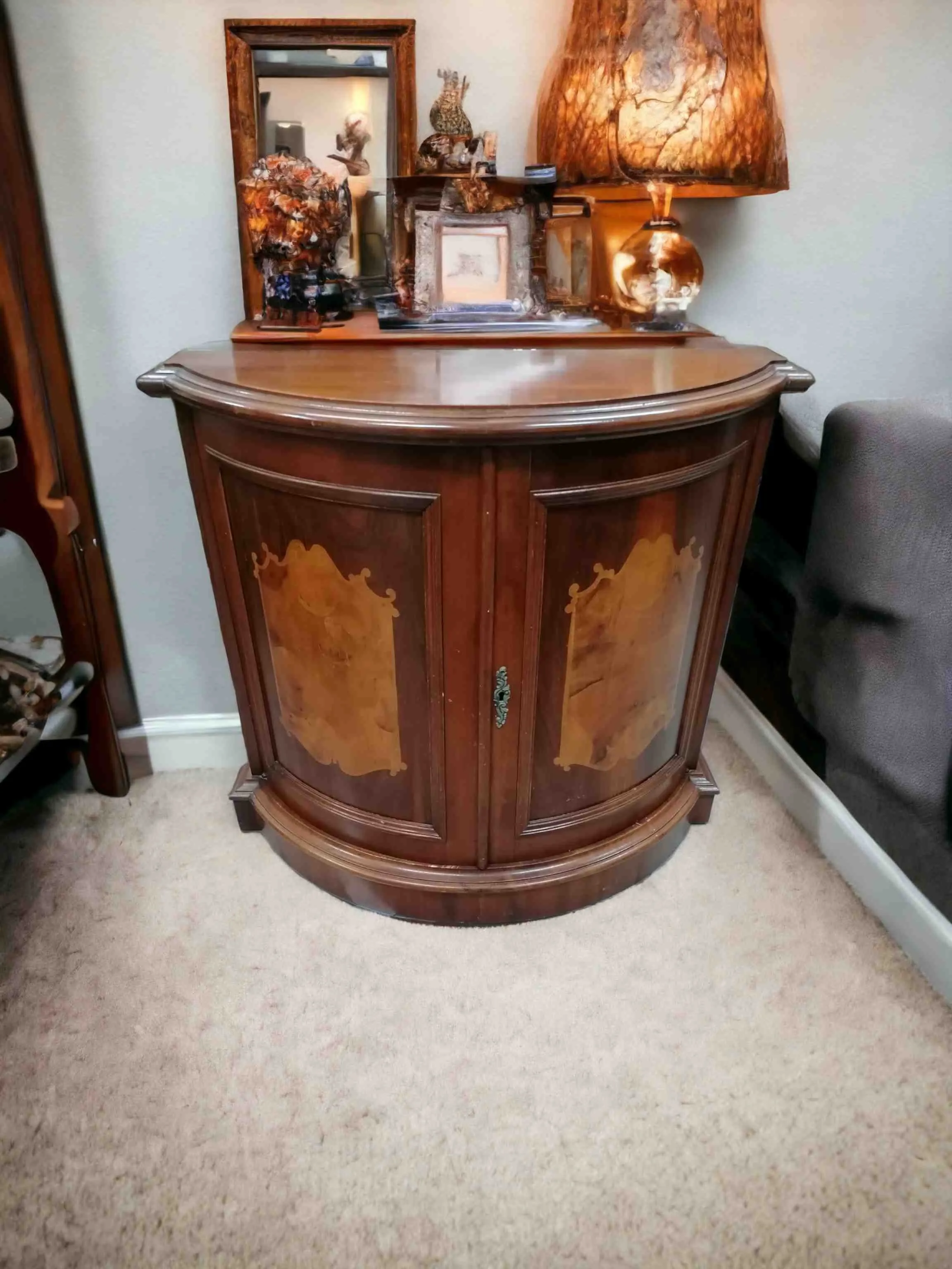 La Petite Console d'Entrée Incrusté est un meuble élégant et fonctionnel, idéal pour décorer l'entrée ou le couloir, ajoutant une touche de classe et de raffinement aux espaces intérieurs. Ce type de meuble est fabriqué en bois massif, avec un travail minutieux qui inclut des incrustations décoratives, typiques de l'artisanat fin. La combinaison de bois précieux et d'incrustations détaillées crée une pièce unique, capable d'enrichir n'importe quel environnement. Caractéristiques principales : Matériaux précieux : La console est généralement construite avec du bois de haute qualité, tel que le noyer ou le cerisier, avec des incrustations en bois de différentes teintes qui forment des motifs complexes et harmonieux. Design raffiné : Le meuble présente des détails élégants, tels que des poignées en métal, des étagères pour ranger de petits objets, et une structure compacte, ce qui le rend idéal pour les entrées de petite taille. Fonctionnalité et style : En plus d'être un élément décoratif, la console est pratique, offrant suffisamment d'espace pour contenir des objets comme des clés, des gants ou du courrier, tout en maintenant l'entrée toujours en ordre. Pourquoi la choisir : La Console Incrusté est parfaite pour ceux qui recherchent un meuble élégant alliant fonctionnalité et style. Avec ses incrustations raffinées et sa structure compacte, ce meuble s'adapte parfaitement aux espaces de passage, leur donnant une sensation d'accueil sans sacrifier l'esthétique. Si vous souhaitez ajouter une touche de luxe et de tradition à votre maison, une console comme celle-ci est le choix idéal pour enrichir l'entrée ou une zone du couloir.