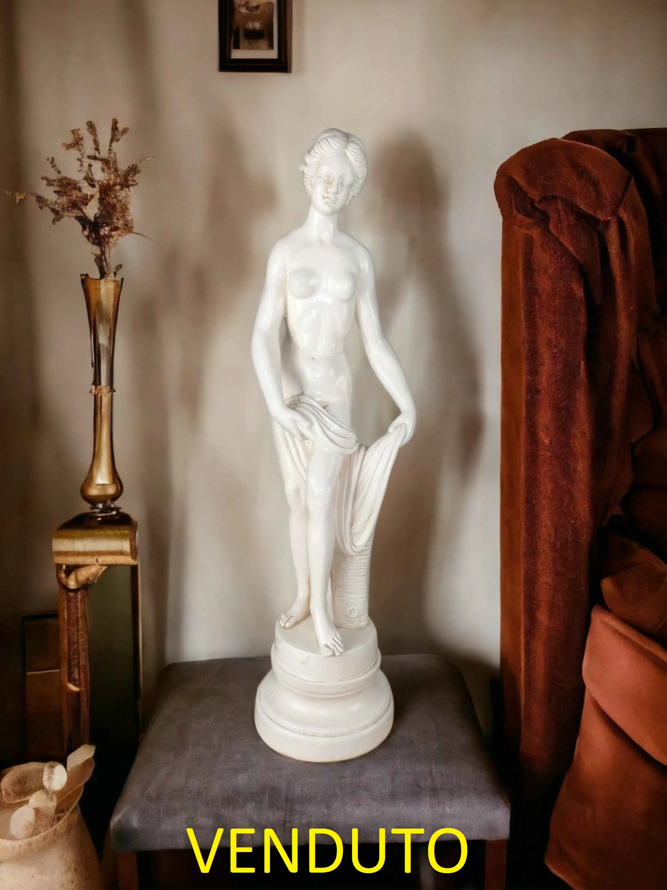 这座浴室中的维纳斯雕像是代表美丽与爱的女神维纳斯的艺术品，展示了她在一个亲密而优雅的时刻。陶瓷的光滑表面和光泽或哑光的处理方式赋予雕像一种细腻而复杂的外观。材料与表面处理：这座精细雕刻的陶瓷雕像展示了精致的细节，突出了人物的曲线和表情。根据表面处理，雕像可能呈现光滑的外观，增强雕塑的光泽感，或呈现哑光效果，带来一种更古老和自然的感觉。陶瓷通常经过釉面处理，以获得温暖而深邃的颜色，增加作品的柔和感。女神的表现：在这个版本的雕像中，维纳斯通常被描绘在一个宁静的时刻，可能是在准备洗澡或凝视自己的倒影。她的姿势和面部特征传递出一种宁静与亲密感，突出了古典的和谐与比例。细节包括发丝、精美的衣褶和光滑的表面，使场景更加逼真。装饰意义和价值：浴室中的维纳斯雕像是对美丽与女性气质的颂扬，展现了纯洁与优雅的理想。陶瓷材料的使用，使这座雕像非常适合优雅的环境，增添了古典的魅力和传统手工艺的风情。它是古典艺术爱好者和艺术工艺品爱好者的理想选择。理想位置：浴室中的维纳斯雕像适合摆放在光线充足的空间，因其表面处理可以捕捉并反射光线。它非常适合放置在书架、门厅桌或控制台上，可以成为任何环境中的焦点，无论是古典风格还是现代风格。为什么选择浴室中的维纳斯雕像？选择陶瓷雕像意味着选择一件结合了传统和装饰性多样性的艺术品。浴室中的维纳斯雕像的永恒美丽，重新诠释了陶瓷艺术，为任何空间增添了一份优雅，唤起了神话和艺术设计的魅力。