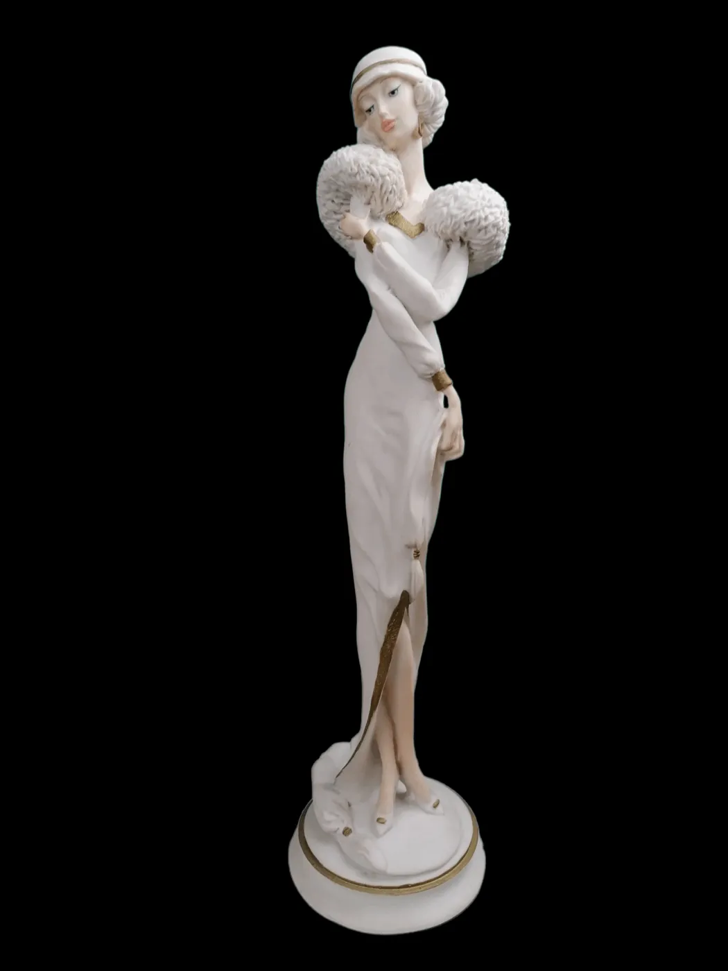 这座“Madame”陶瓷雕像展示了一位优雅的女性人物，具有王室风格和高贵气质。该雕塑由高品质陶瓷制成，细致的细节向过去时代的优雅致敬，唤起了贵族女性的魅力。材质与表面处理：陶瓷的光滑表面赋予雕像精致的外观。光泽或釉面处理增强了雕像的细节，赋予颜色深度，衣服、发型和配饰的细节经过精心雕刻，展现了一个永恒优雅的女性形象。Madame的风格和细节：雕像描绘了一位身穿精美礼服的女性，礼服上常饰有蕾丝和褶皱，体现了贵族时尚。她的姿态优雅，反映出贵族女性的典雅与稳重。雕像的面部特征精致细腻，传达出一种宁静与高贵的感觉，使这座雕像成为优雅的象征。装饰意义与价值：Madame雕像庆祝了贵族女性的优雅和永恒的时尚感。它非常适合喜爱经典魅力的人，并能为环境增添艺术气息与独特气质。陶瓷使这件作品具有耐用性，适合融入精致的装饰环境。理想位置：Madame雕像非常适合放置在客厅、书架或经典风格的空间中，是一个能够吸引注意力并和传统或复古环境和谐融合的装饰元素。它独特的外观能为空间增添优雅与温馨的氛围，特别是与其他经典风格的装饰品搭配时。为什么选择Madame陶瓷雕像？选择Madame雕像意味着为家中增添一件高贵典雅的艺术品。陶瓷的美学与耐用性使这件雕像成为那些希望用精致的触感装饰家居，并向过去贵族女性风格致敬的完美选择。