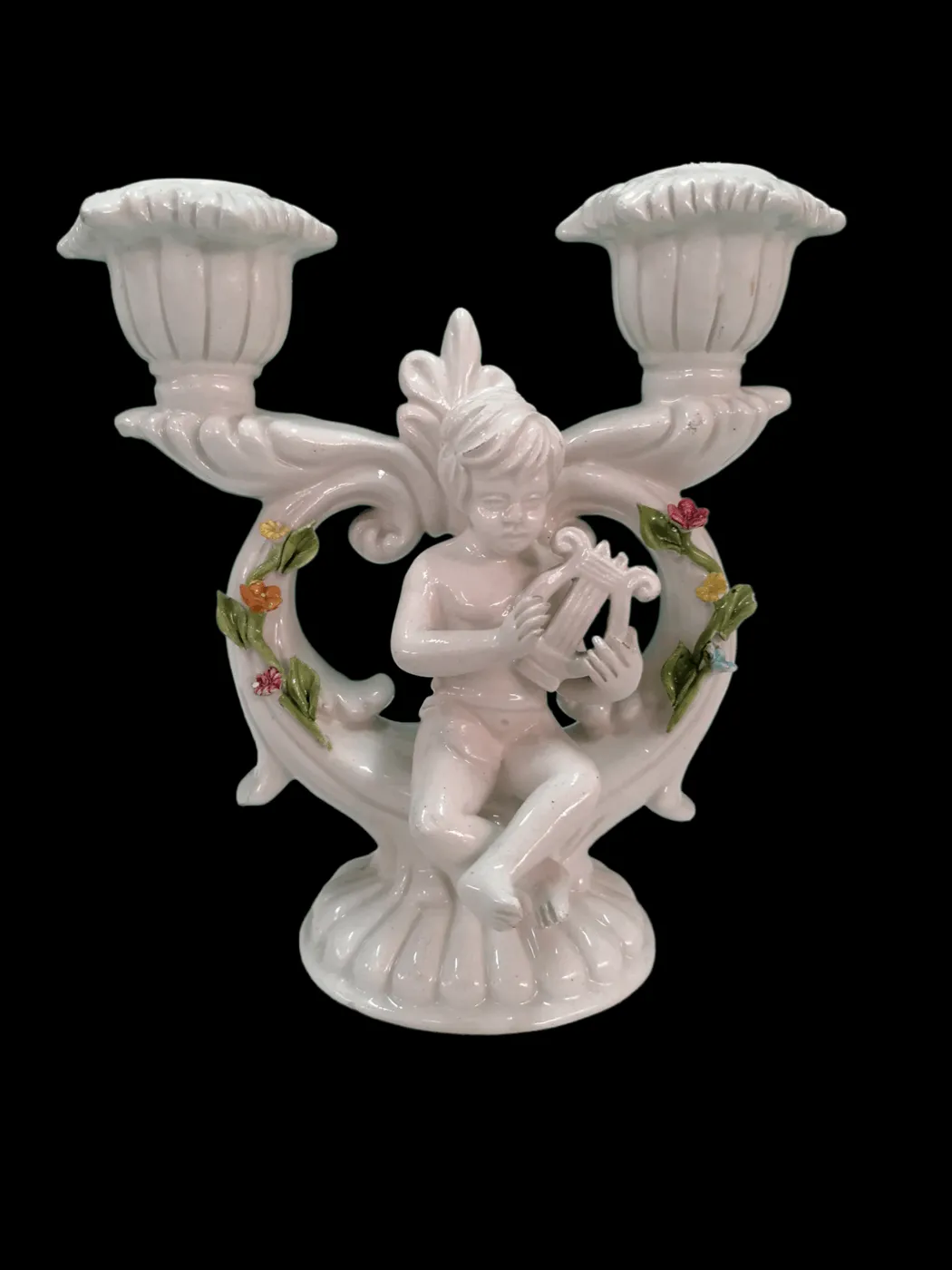 Bassano陶瓷烛台，表现一个天使（Putto）弹奏里拉，是一件优雅的工艺品，融合了威尼托陶瓷传统和装饰艺术的精致。这件作品由Bassano del Grappa的陶瓷大师制作，展示了一个天使（Putto）在弹奏里拉，象征着和谐与优雅。材质与工艺：该烛台由高质量陶瓷制成，表面光滑且光泽十足，突出了颜色的亮度。Bassano陶瓷工艺以其坚固和精细的加工著称，细节特别精致，烛台上的天使雕刻精致且色彩鲜艳，呼应着音乐的和谐美感。设计与细节：烛台采用精致的设计，天使（Putto）位于中央，弹奏里拉。天使自然的姿势和动态的动作使整个物体充满活力，展现出艺术与功能的平衡。陶瓷上装饰着优雅的图案，增添了一丝不重的高贵气质。装饰与艺术价值：这款烛台不仅是照明的实用品，更是艺术品。弹奏里拉的天使象征着美丽与宁静，Bassano陶瓷烛台带着意大利陶瓷的优雅与传统，是完美的装饰品，能够为任何空间增添一种优雅感，从餐厅到豪华的客厅都非常适合。理想摆放位置：适合摆放在架子、桌子或展示柜上，这款Bassano陶瓷烛台能与经典环境和现代空间完美融合，增加一抹奢华感。它是一件特别的装饰物，让空间更加高贵和温馨。为什么选择Bassano陶瓷烛台（弹奏里拉的天使）？这款烛台是喜欢结合美学和实用功能的人的理想之选，设计捕捉了美与和谐的本质。Bassano陶瓷以其精湛的手工艺和材料质量而著称，这款烛台就是一个完美的例子。它是一件艺术品，用其永恒的优雅和魅力改变每一个空间。