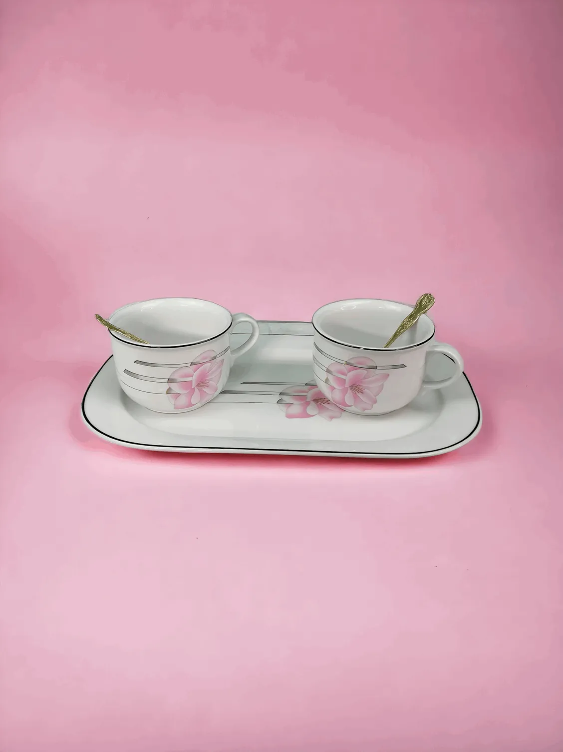 Lui e Lei Caffè Latte 服务，Limoges 陶瓷，镀银，是一套独特而精致的茶具，旨在为亲密或高雅的时刻增添一丝奢华。Limoges 以其高质量的陶瓷闻名，这套茶具也不例外，完美结合了优雅与实用性。材料和表面处理：Limoges 陶瓷因其精细和耐用性而著称。这套茶具镀银，结合了光亮的白色陶瓷和贵金属的光辉与精致。陶瓷的纯白色与银色的对比创造出既奢华又细腻的外观，适合特别场合。设计“Lui e Lei”：这套茶具包括不同的杯子和碟子，精美的装饰象征着情侣，风格可以是浪漫的或现代的，具体取决于茶具的版本。陶瓷上装饰着精细雕刻的细节和设计，呼应二元对立的主题，银镀层增添了独特的视觉效果。装饰价值和功能性：不仅是一个收藏品，还是品味拿铁咖啡的实用茶具。镀银和 Limoges 陶瓷赋予这套茶具高贵的外观，使其成为家居装饰元素，适合优雅的午餐、周年纪念或作为奢华礼物。理想的摆放位置：非常适合展示在优雅的餐桌上或作为橱窗中的装饰品。杯子和碟子非常适合浪漫的早餐或日常的享受时刻，为环境增添一份优雅和品位。为什么选择“Lui e Lei Caffè Latte”茶具？Limoges 陶瓷镀银的“Lui e Lei Caffè Latte”茶具非常适合那些寻找传统、美丽和功能性结合的物品的人。Limoges 陶瓷是全球公认的高质量品牌，银镀层为茶具增添了更高的独特性。此茶具非常适合那些希望拥有不仅能装饰环境、还能提供独特、精致品味体验的装饰性物品的人。