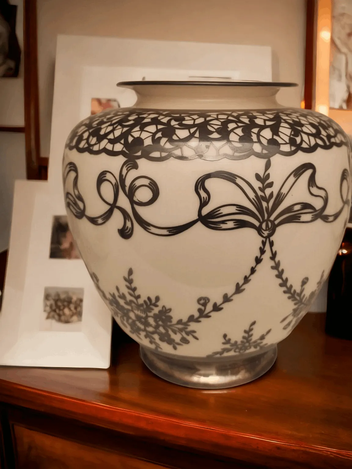 沃克斯特德（Volkstedt Elfenbein）陶瓷花瓶是德国精湛工艺的典范，以其卓越的质量和精致的设计而闻名。该花瓶由位于德国的著名沃克斯特德陶瓷厂制作，自18世纪以来该厂以生产奢华陶瓷而著称。此花瓶以其永恒的优雅和复杂的手工技艺而脱颖而出。材料和表面处理：'Elfenbein'（德语中的象牙）这一术语指的是具有自然象牙色泽的釉面效果，陶瓷表面光滑，呈现出奢华而精致的外观。花瓶上可能雕刻有精美的花卉、叶片或人物场景，体现了沃克斯特德陶瓷厂典型的洛可可风格。设计和装饰：沃克斯特德的花瓶以其美丽的装饰而闻名，通常饰有手工绘制的花卉、雕刻的雕像或金色装饰，进一步突显了物品的精致。设计可能有所不同，但始终反映出优雅、对称性和过去时代的艺术风格。艺术价值和收藏价值：签名的沃克斯特德Elfenbein花瓶是古董陶瓷收藏家极为青睐的珍品。沃克斯特德陶瓷厂有着悠久的历史，是世界上最受尊敬的陶瓷生产厂之一，尤其是其花瓶被认为是收藏的艺术珍品。这种物品不仅可以优雅地装饰空间，还承载着欧洲陶瓷艺术的历史。功能性和理想摆放位置：虽然主要是装饰品，但此花瓶也可以用来插鲜花或干花。由于其美学价值，它非常适合展示在橱窗中或作为架子上的中心装饰。它适合放置在经典的环境中，也适用于更现代的空间，在对比中能进一步增强其美感。为何选择沃克斯特德Elfenbein陶瓷花瓶？沃克斯特德Elfenbein陶瓷花瓶是追求高艺术价值和历史价值装饰品的完美选择。该陶瓷厂因其传统和优质的材料而闻名，这使得此花瓶不仅是奢华的装饰品，还是高端的收藏品。其优雅的设计和永恒的魅力，使其成为希望为家中增添精致气息的理想选择。