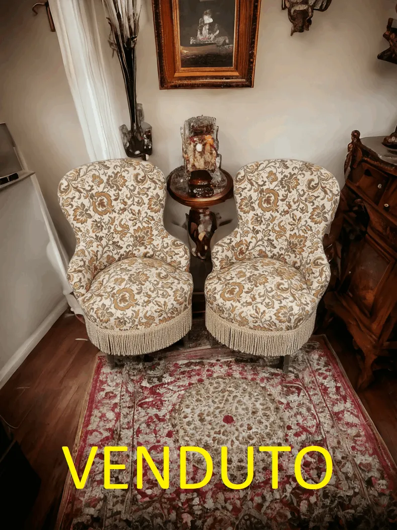 Cette paire de fauteuils à fleurs et à franges, fabriqués en Italie dans les années 50, est un merveilleux exemple de design vintage qui porte en elle le charme et l'élégance de l'époque. Avec leurs détails caractéristiques et leur revêtement vif, ces fauteuils sont parfaits pour ceux qui recherchent une touche d'originalité et de style rétro dans leur décoration. Caractéristiques principales : Revêtement à Fleurs : Chaque fauteuil est orné d'un élégant tissu à fleurs, qui donne une ambiance fraîche et vivante. Les motifs floraux, typiques du design des années 50, ajoutent de la couleur et de la personnalité à n'importe quel espace, rendant ces fauteuils idéaux pour les chambres, salons ou coins lecture. Détails avec Franges : Les franges le long de la base des fauteuils sont un élément distinctif qui enrichit le design. Ce détail non seulement augmente l'esthétique vintage, mais ajoute également une touche de mouvement et de dynamisme, attirant l'attention et rendant les fauteuils encore plus fascinants. Structure Solide : Fabriqués avec une solide structure en bois, ces fauteuils sont conçus pour durer dans le temps. La stabilité et la robustesse de la base garantissent une assise sûre et confortable, les rendant adaptés à un usage quotidien. Confort et Style : Avec des sièges généreusement rembourrés et des dossiers accueillants, ces fauteuils offrent un confort optimal. Parfaits pour se détendre avec un bon livre ou pour recevoir des invités, ils allient fonctionnalité et style de manière impeccable. Pourquoi les choisir ? Cette paire de fauteuils à fleurs et à franges est un ajout fascinant pour ceux qui souhaitent apporter une touche de nostalgie et de chaleur à leurs espaces. Ils sont idéaux pour ceux qui aiment le design vintage et recherchent des pièces uniques qui racontent une histoire. Ces fauteuils non seulement embelliront votre maison, mais deviendront également des points focaux qui attireront l'attention de tous ceux qui entreront. Avec leur caractère distinctif et leur élégance, ces fauteuils sont parfaits pour transformer n'importe quel espace en un lieu accueillant et raffiné.
