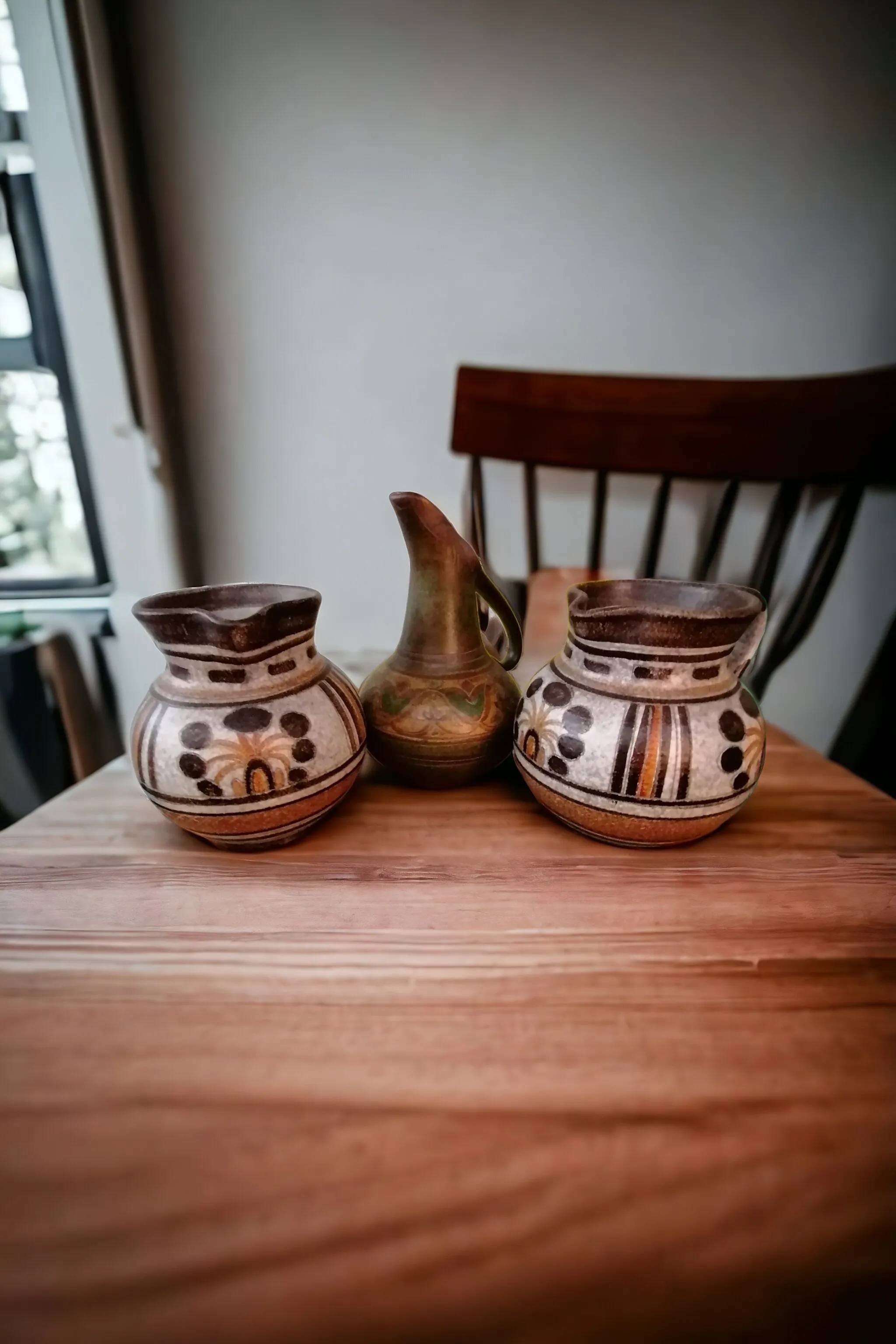 Le lot de vases en céramique estampillés Italica Ars est une collection qui célèbre l'art céramique italien, célèbre pour sa qualité et sa tradition artisanale. Ces vases, réalisés selon des techniques artisanales, reflètent l'excellence et le raffinement typiques de la production Italica Ars, une marque renommée dans le secteur. Caractéristiques principales : Design raffiné : Les vases présentent des motifs décoratifs typiques, allant de scènes florales à des représentations géométriques, réalisés avec une palette de couleurs vives et une précision détaillée. Matériau précieux : Céramique de haute qualité, travaillée pour résister dans le temps, avec des émaux brillants et des finitions soignées. Marque distinctive : La signature Italica Ars est un symbole d'authenticité et garantit une provenance historique et un haut niveau de savoir-faire artisanal. Pourquoi les choisir : Idéaux pour ceux qui souhaitent enrichir leur maison d'une touche de tradition et de beauté italienne, ces vases sont parfaits pour décorer les salons, les entrées ou les grandes pièces, ajoutant un élément classique et intemporel.