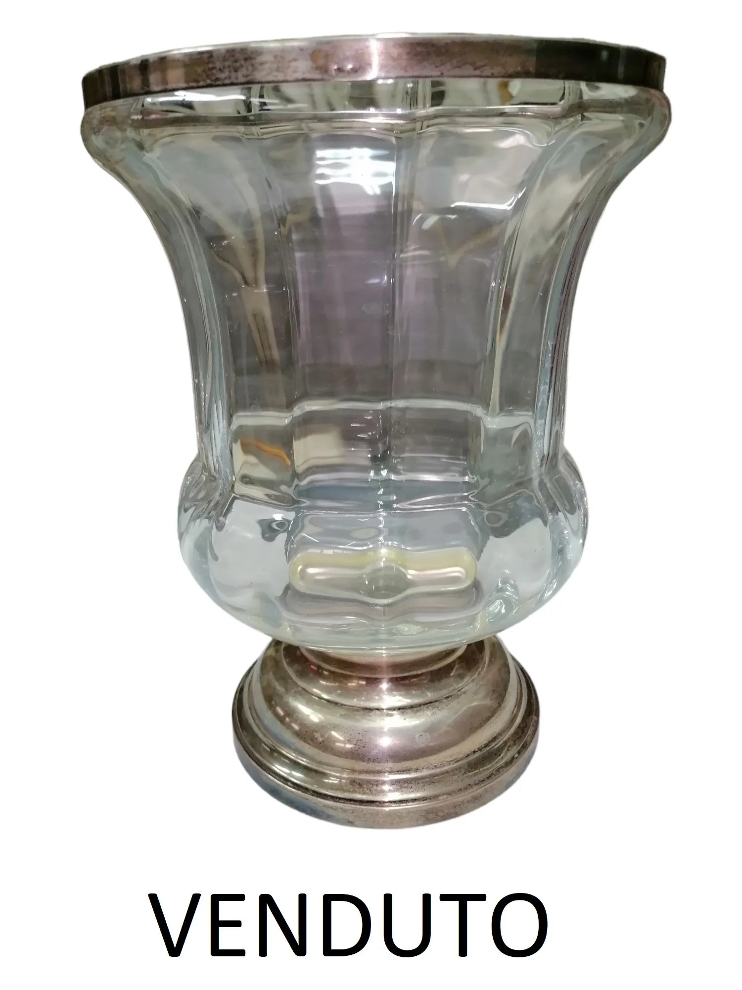 Le seau à Champagne en cristal et argent est un accessoire élégant qui allie la finesse du cristal travaillé à la noblesse de l'argent, le rendant un complément parfait pour les occasions spéciales et les moments de fête. Cet objet, en plus d'être fonctionnel, est aussi un symbole de luxe et de style. Caractéristiques principales : Matériaux précieux : Le corps principal est en cristal, connu pour sa transparence et sa brillance, tandis que les détails ou bords en argent ajoutent une touche de noblesse et d'éclat. Design sophistiqué : Travaillé avec des détails raffinés, le seau peut inclure des gravures, des motifs floraux ou des lignes épurées qui mettent en valeur l'esthétique générale. Fonctionnalité et beauté : En plus de garder les bouteilles de Champagne fraîches, ce seau est un objet décoratif qui enrichit la table ou le bar. Pourquoi le choisir : Un seau à Champagne en cristal et argent est idéal pour ceux qui aiment recevoir avec élégance, garantissant un service impeccable et enrichissant l'environnement avec une touche luxueuse. Parfait également comme idée cadeau pour célébrer des occasions spéciales.