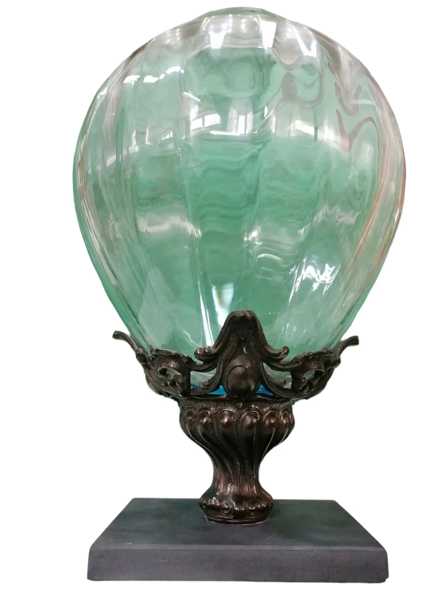 Le vase antique Très rare est une pièce extraordinaire qui se distingue par son unicité et sa valeur historique. Ce type de vase, généralement créé avec des matériaux précieux et des techniques artisanales traditionnelles, incarne l'essence de l'art décoratif et du collectionnisme d'époque. Caractéristiques principales : Design et décorations : Réalisé avec des détails complexes, le vase peut présenter des motifs floraux, des scènes mythologiques ou des dessins symboliques qui reflètent la période historique et la culture d'origine. Matériau : Souvent en porcelaine, céramique finement travaillée ou d'autres matériaux nobles comme le verre soufflé, enrichi de glaçures, de dorures ou d'applications décoratives. Rareté : Son étiquette Très rare indique une valeur intrinsèque et une disponibilité limitée sur le marché, ce qui en fait une pièce recherchée par les collectionneurs et les amateurs d'antiquités. Pourquoi le choisir : Un vase antique de ce calibre est parfait pour ceux qui recherchent une pièce d'art ajoutant de la valeur, de l'histoire et du charme à un environnement. Il est idéal pour les collectionneurs et les passionnés d'antiquités qui apprécient le savoir-faire exceptionnel et souhaitent un objet qui raconte une histoire à travers les siècles.