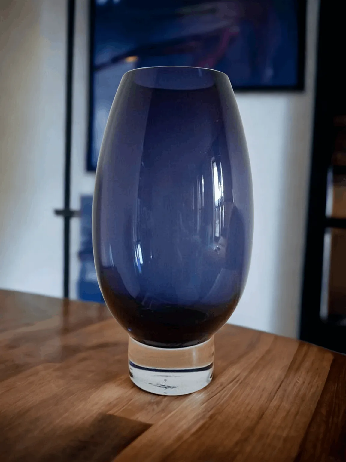 Le rare vase en verre de Murano immergé, probablement attribuable à Flavio Poli pour Seguso, est un exemple exceptionnel de l'art verrier du XXe siècle, célèbre pour sa complexité et sa beauté. Ce vase exprime la maîtrise de l'artiste à travers la technique du verre immergé, qui consiste en la superposition de couches de verre coloré, créant un effet tridimensionnel et profond. Caractéristiques principales : Design et technique immergée : La couche intérieure colorée est enveloppée d'une ou plusieurs couches de verre transparent, donnant au vase une brillance et une profondeur uniques. Attribution à Flavio Poli : Maître verrier et designer innovant, Poli a travaillé avec Seguso dans les années 50, produisant des œuvres iconiques. Cette pièce reflète son style élégant et sophistiqué. Matériaux de qualité : Réalisé avec du verre de haute qualité, typique des manufactures muranaises, renommées dans le monde entier pour leur excellence. Pourquoi le choisir : Un vase comme celui-ci est une pièce de collection recherchée qui peut enrichir n'importe quel environnement avec son élégance raffinée et sa valeur historique. Parfait pour les amateurs de design et ceux qui recherchent un objet déco exclusif, ce vase représente une fusion entre art, tradition et modernité.