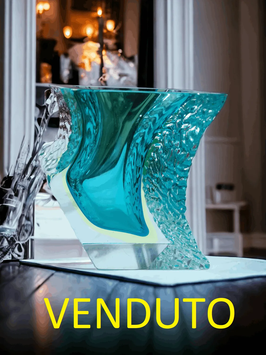 Le vase en verre de Murano immergé attribué à Alessandro Mandruzzato représente une œuvre d'art élégante incarnant la tradition et l'innovation de l'artisanat vénitien. La technique immergée consiste à créer des couches de verre coloré superposées, conférant une profondeur et une brillance uniques à la pièce. Caractéristiques principales : Fabrication artisanale : Chaque vase est le fruit d'un travail minutieux réalisé à la main, mettant en valeur la beauté des matériaux et des formes, caractéristiques typiques des œuvres de Mandruzzato. Verre de haute qualité : La transparence et la luminosité du verre immergé sont sublimées par des couleurs vibrantes qui captent la lumière, rendant le vase un point focal décoratif. Design contemporain et traditionnel : L'approche distinctive de Mandruzzato associe des éléments modernes à des techniques classiques, rendant ce vase parfait pour des environnements à la fois traditionnels et modernes. Pourquoi le choisir : Le vase de Murano immergé de Mandruzzato n'est pas seulement un objet décoratif, mais une véritable pièce de collection qui ajoute une touche de sophistication et d'histoire. Il est idéal pour ceux qui apprécient l'artisanat de luxe et le design distinctif de Murano.