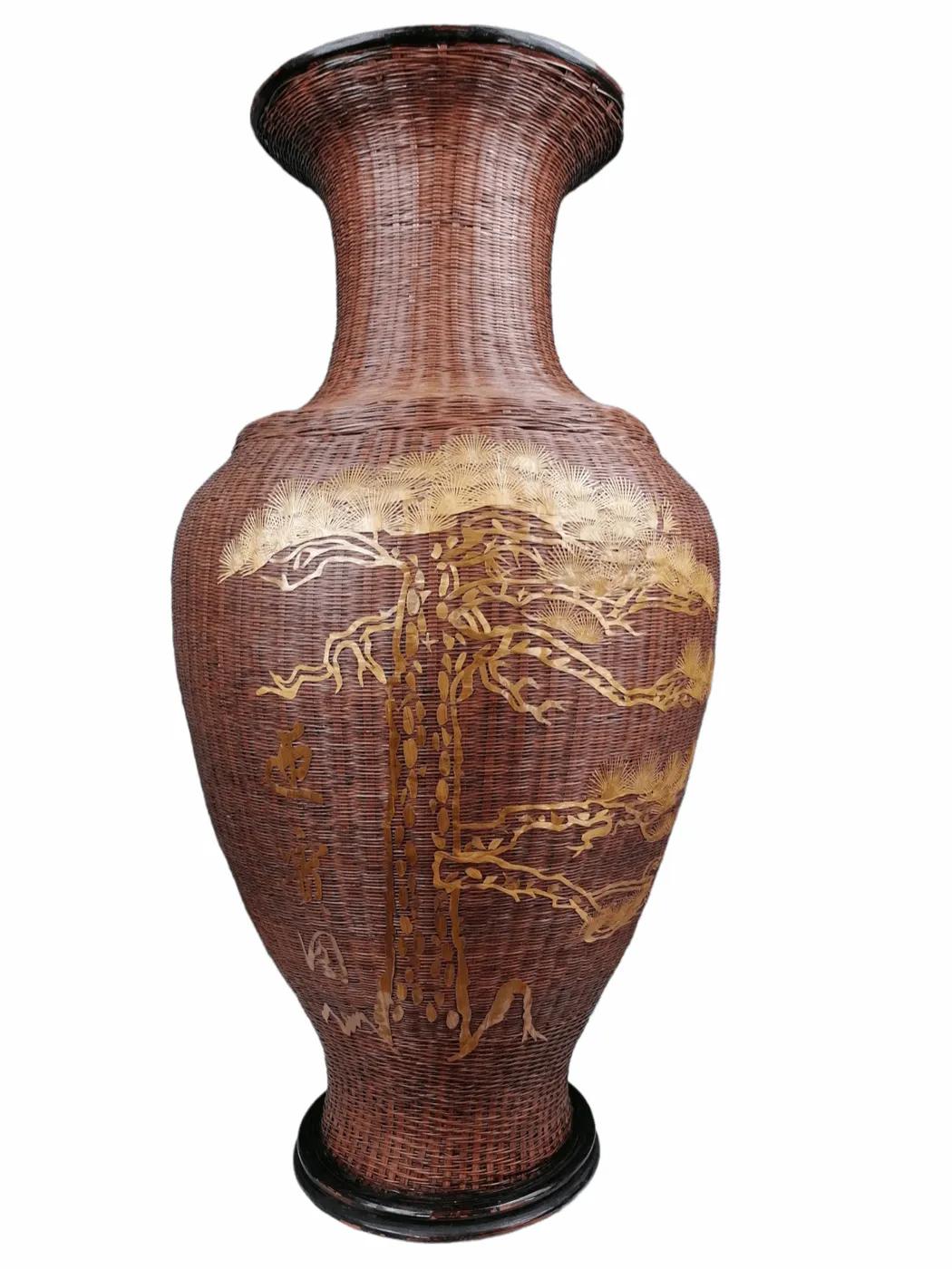 Le grand vase chinois en osier tressé à la main est un précieux témoignage de l'habileté artisanale traditionnelle, alliant esthétique et fonctionnalité dans un objet de design unique. Réalisé avec de l'osier de haute qualité, ce vase est entièrement fabriqué à la main, préservant la maîtrise des anciennes techniques de tressage, souvent utilisées dans la culture chinoise pour produire des objets à la fois décoratifs et utiles. Caractéristiques principales : Matériau de qualité : L'osier, connu pour sa flexibilité et sa résistance, est le matériau idéal pour réaliser des objets décoratifs nécessitant une touche artisanale authentique. Tressage à la main : Chaque vase est une pièce unique, chaque tressage étant réalisé à la main, garantissant que le design soit harmonieux et riche en détails. Design élégant et traditionnel : Le vase, avec ses lignes épurées et son tressage délicat, reflète l'esthétique orientale, équilibrant simplicité et raffinement, le rendant adapté à des intérieurs à la fois modernes et traditionnels. Pourquoi le choisir : Un grand vase chinois en osier tressé à la main est parfait pour ceux qui recherchent une pièce décorative qui ajoutera une touche d'authenticité et de culture orientale à leur maison. Il est idéal comme point focal dans un salon, une entrée ou même comme élément de décoration dans des jardins et terrasses. Ce vase n'est pas seulement un objet fonctionnel, mais une véritable œuvre d'art exprimant la tradition et le savoir-faire artisanal chinois.