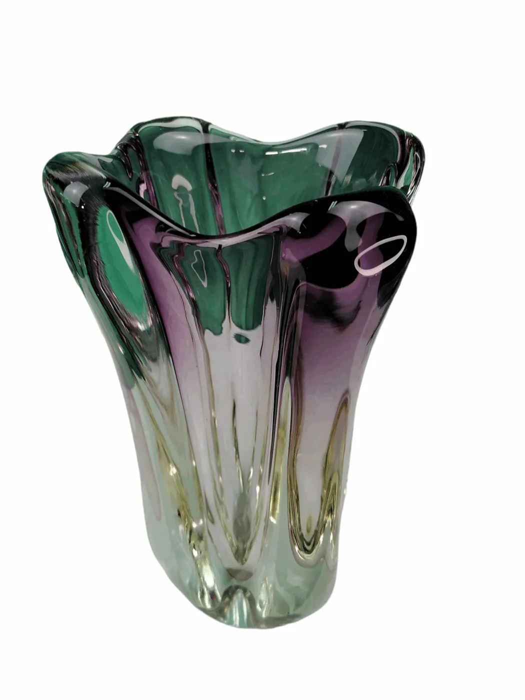 Le vase en verre de Murano, probablement attribué à Seguso, est un exemple précieux de la tradition verrière vénitienne, célèbre dans le monde entier pour sa beauté et son expertise. La verrerie Seguso est un nom historique dans le domaine du verre, connue pour la création d’œuvres qui allient innovation et tradition, avec une attention particulière aux détails et à la qualité des matériaux. La verrerie Seguso est un nom historique dans le secteur du verre, reconnu pour la création d'œuvres alliant innovation et tradition, avec un accent particulier sur les détails et la qualité des matériaux. Caractéristiques principales : Matériau de haute qualité : Le verre de Murano est renommé pour sa brillance, sa transparence et sa capacité à réfléchir la lumière de manière unique. Ce vase pourrait présenter des couleurs vives et des techniques comme le sommerso ou les murrines, typiques des productions Seguso. Design raffiné : Le vase se distingue par des lignes élégantes et des formes douces qui mettent en valeur la maîtrise du verre soufflé et des décorations. L'utilisation du verre soufflé à la main donne à chaque fois un résultat unique, avec des variations de couleur qui rendent chaque pièce une œuvre d'art. Probable signature Seguso : Bien qu'il n'y ait pas de confirmation officielle, l'attribution à la marque Seguso est soutenue par des caractéristiques stylistiques similaires aux œuvres de cette célèbre verrerie, comme l'utilisation raffinée des techniques de verre soufflé. Pourquoi le choisir : Ce vase est un choix parfait pour ceux qui souhaitent enrichir leur espace avec une pièce unique d'art verrier. L'attribution à Seguso apporte une valeur historique et artistique supplémentaire au vase, ce qui le rend idéal pour les collectionneurs d'objets d'art ou pour ceux qui recherchent un élément distinctif à exposer chez eux ou au bureau. La combinaison de beauté, de rareté et de tradition fait de ce vase en verre de Murano un choix prestigieux.
