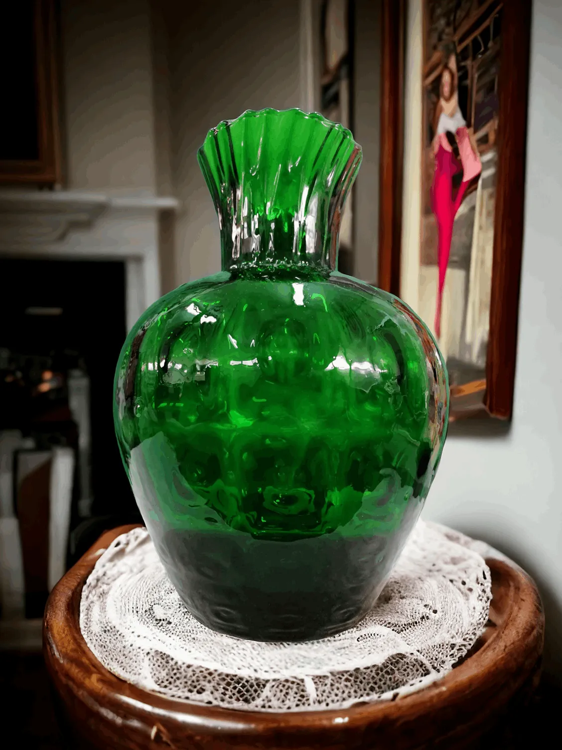 Le vase en verre martelé de Taddei d'Empoli est une pièce élégante d'art verrier qui allie technique et design dans une harmonie parfaite. Ce vase est fabriqué par la verrerie historique Taddei, l'une des manufactures de verre les plus renommées en Italie, célèbre pour son excellence artisanale et la qualité de ses produits. Le verre martelé crée un effet visuel unique, où la surface irrégulière génère des jeux de lumière qui confèrent au vase une beauté dynamique et sophistiquée. Caractéristiques principales : Technique Martelée : Le verre martelé est une technique consistant à donner au matériau une texture rugueuse et irrégulière, créant des reflets lumineux uniques. Ce traitement permet au vase de capter et de réfracter la lumière de manière fascinante, mettant en valeur l'habileté des verriers. Design Élégant : Le vase se caractérise par ses lignes sobres mais raffinées, qui s'adaptent parfaitement à tous les types d'environnements, du classique au plus moderne. Son apparence translucide et sa surface martelée en font un objet visuellement percutant. Production Artisanale : Fabriqué entièrement à la main par des artisans experts, le vase est un exemple parfait du savoir-faire et de la tradition de la verrerie Taddei, qui a su allier innovation et classicisme au fil des années. Pourquoi le choisir : Le vase en verre martelé de Taddei est un choix parfait pour ceux qui souhaitent ajouter une touche de raffinement et d'originalité à leur décoration. Sa beauté et son design unique en font l'objet idéal pour devenir le point focal d'une pièce, attirant l'attention tout en offrant de la fonctionnalité. Ce vase n'est pas seulement un objet décoratif, mais aussi un morceau d'histoire de l'artisanat italien, parfait pour les amateurs de design vintage et ceux qui recherchent un accessoire distinctif et de haute qualité.